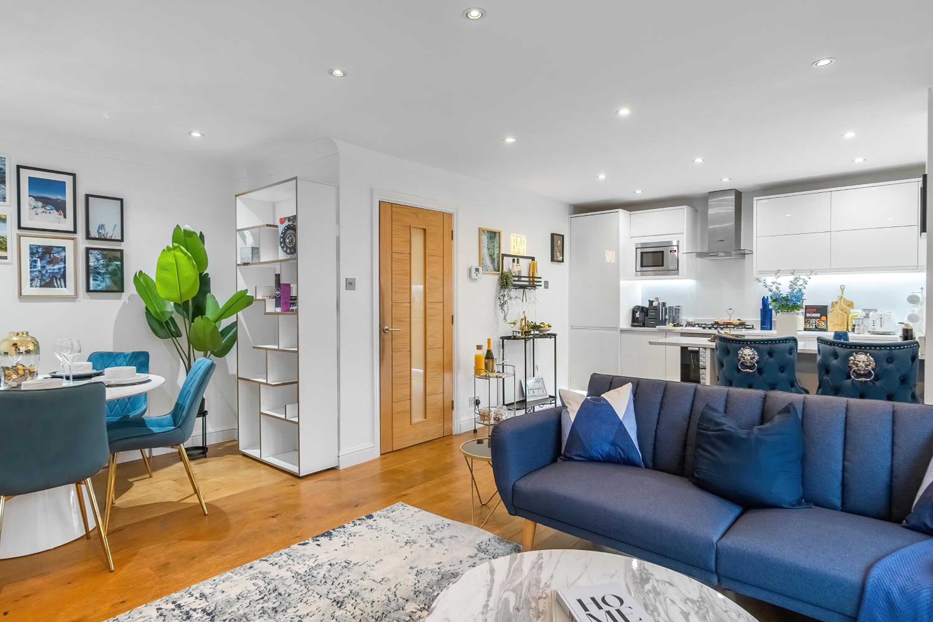 Chic 3 Bed Apartment Near London Bridge with Balcony