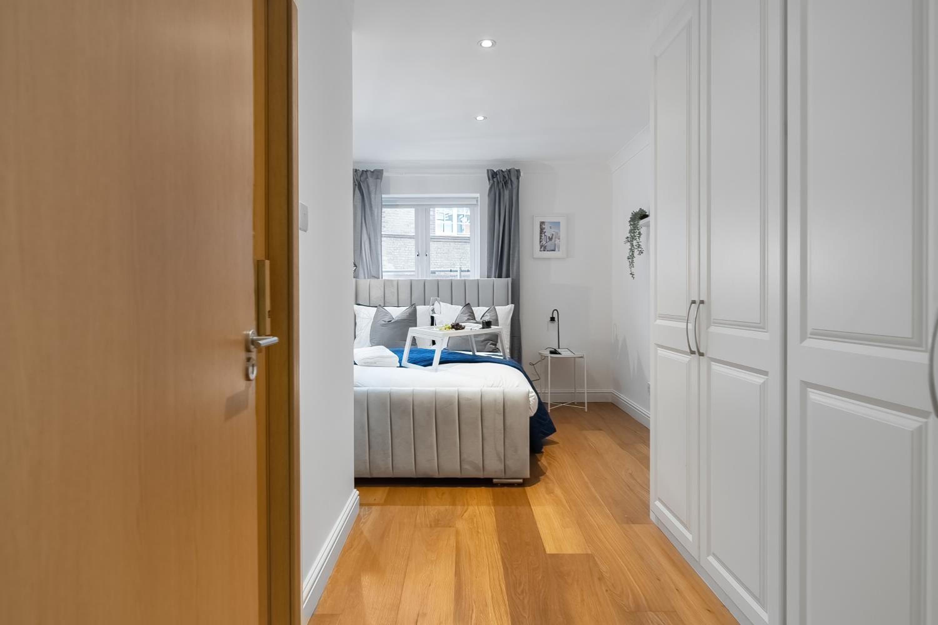 Chic 3 Bed Apartment Near London Bridge with Balcony