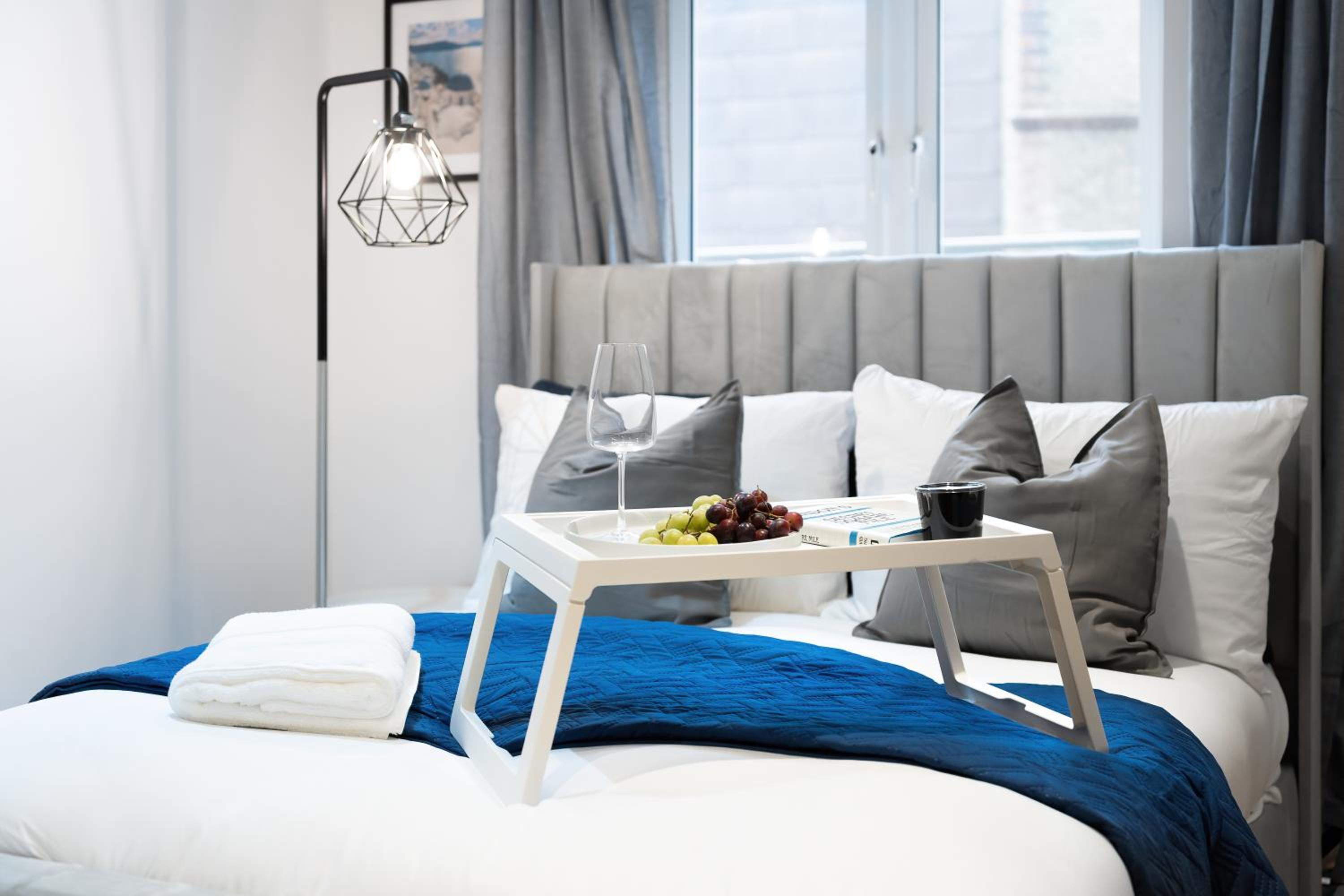 Chic 3 Bed Apartment Near London Bridge with Balcony