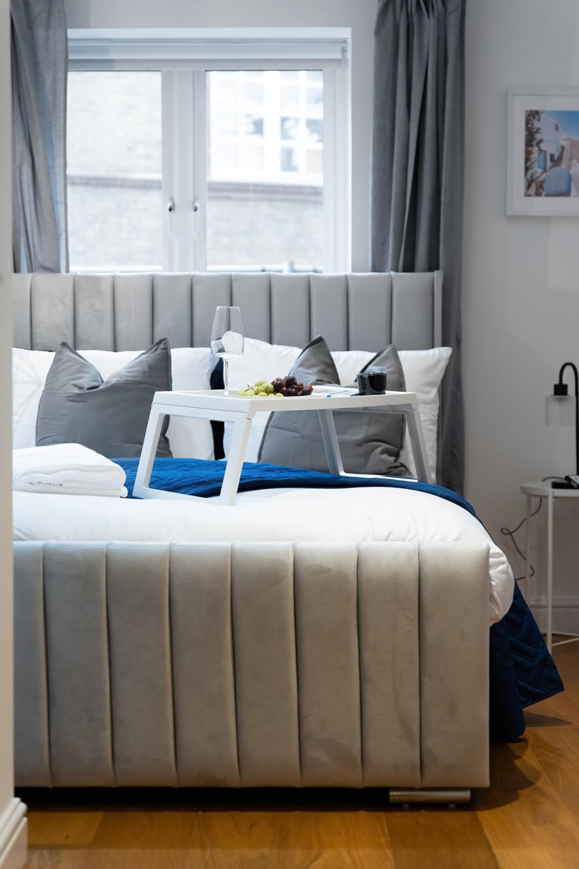 Chic 3 Bed Apartment Near London Bridge with Balcony