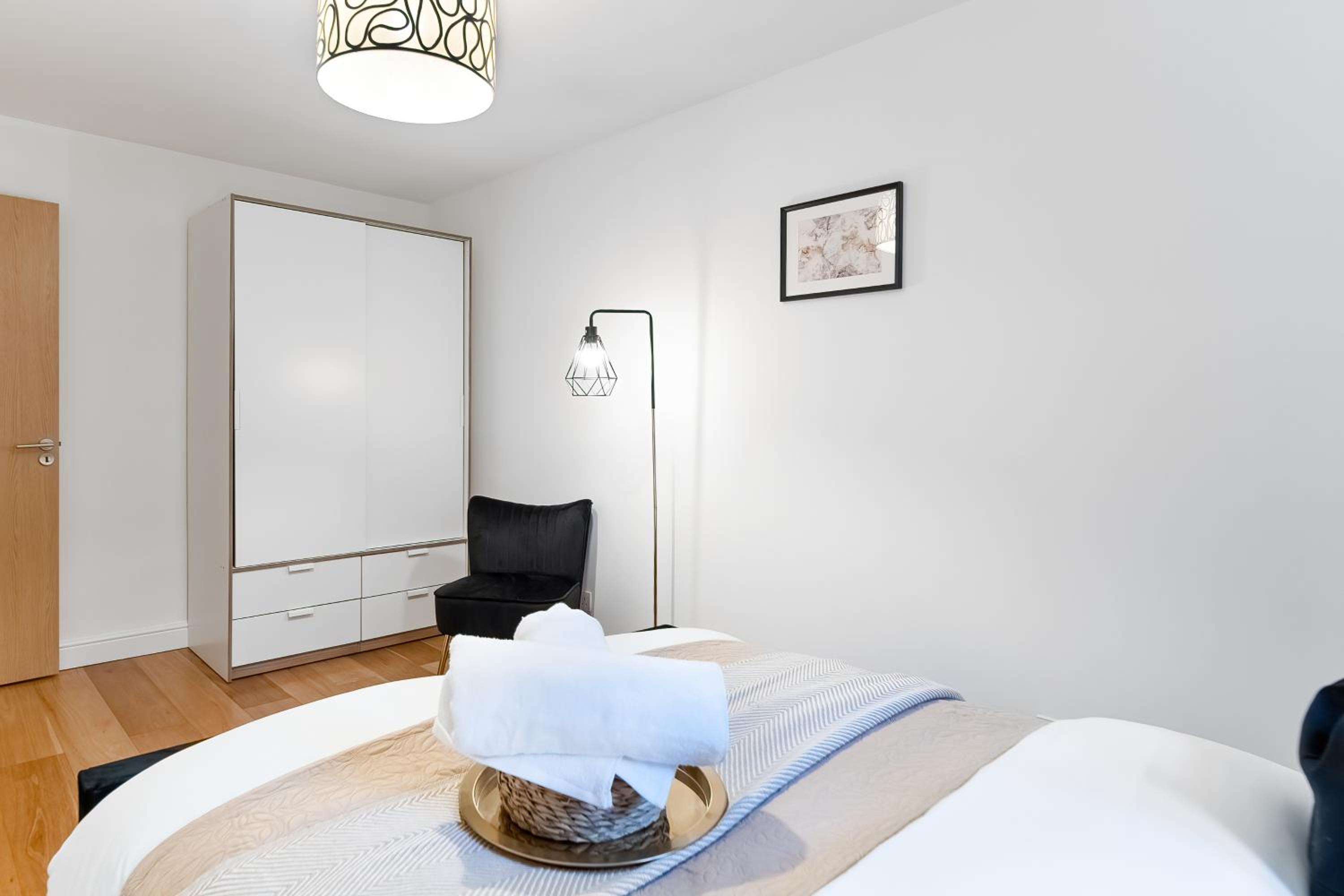 Chic 3 Bed Apartment Near London Bridge with Balcony