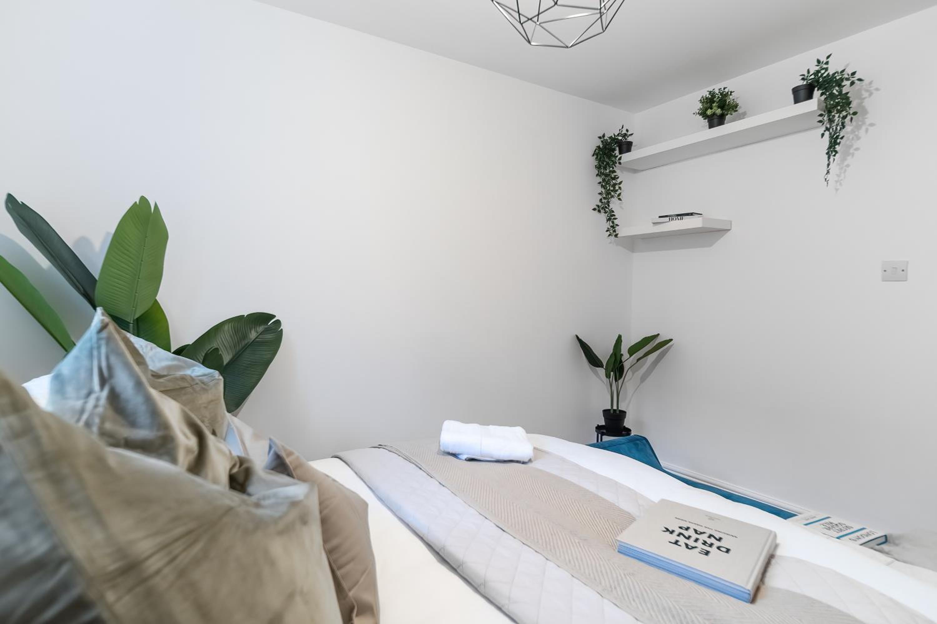 Chic 3 Bed Apartment Near London Bridge with Balcony