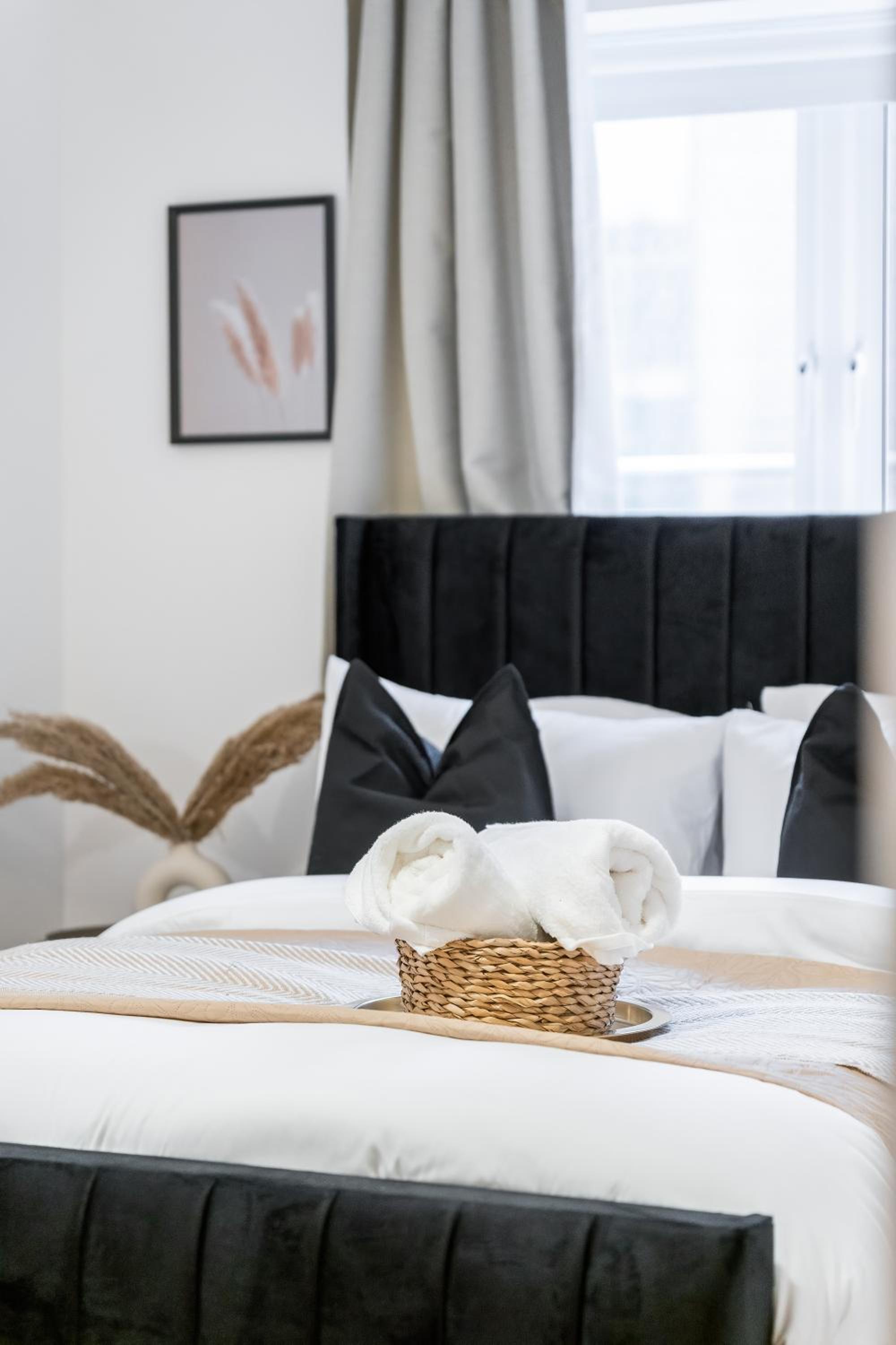 Chic 3 Bed Apartment Near London Bridge with Balcony