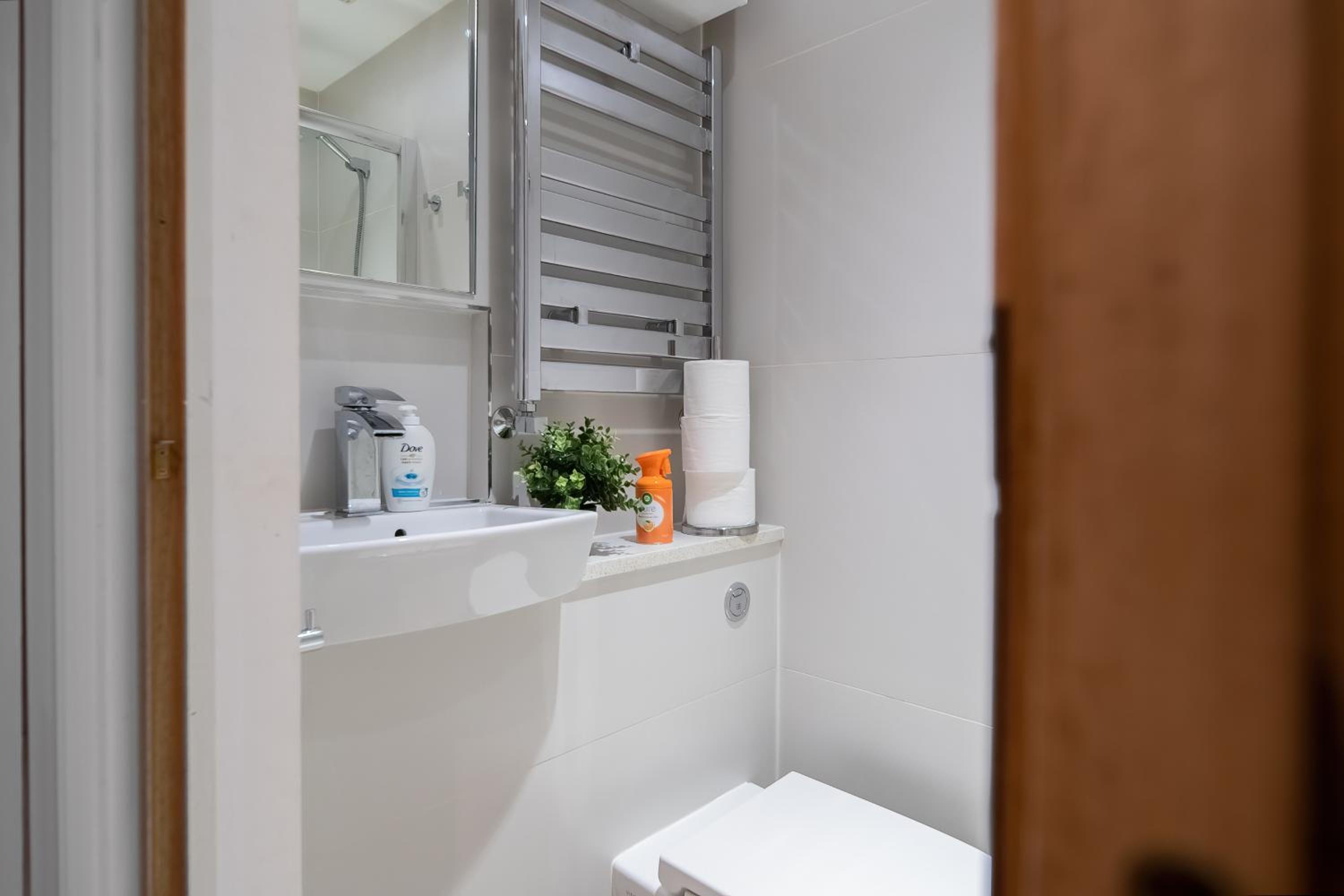 Chic 3 Bed Apartment Near London Bridge with Balcony