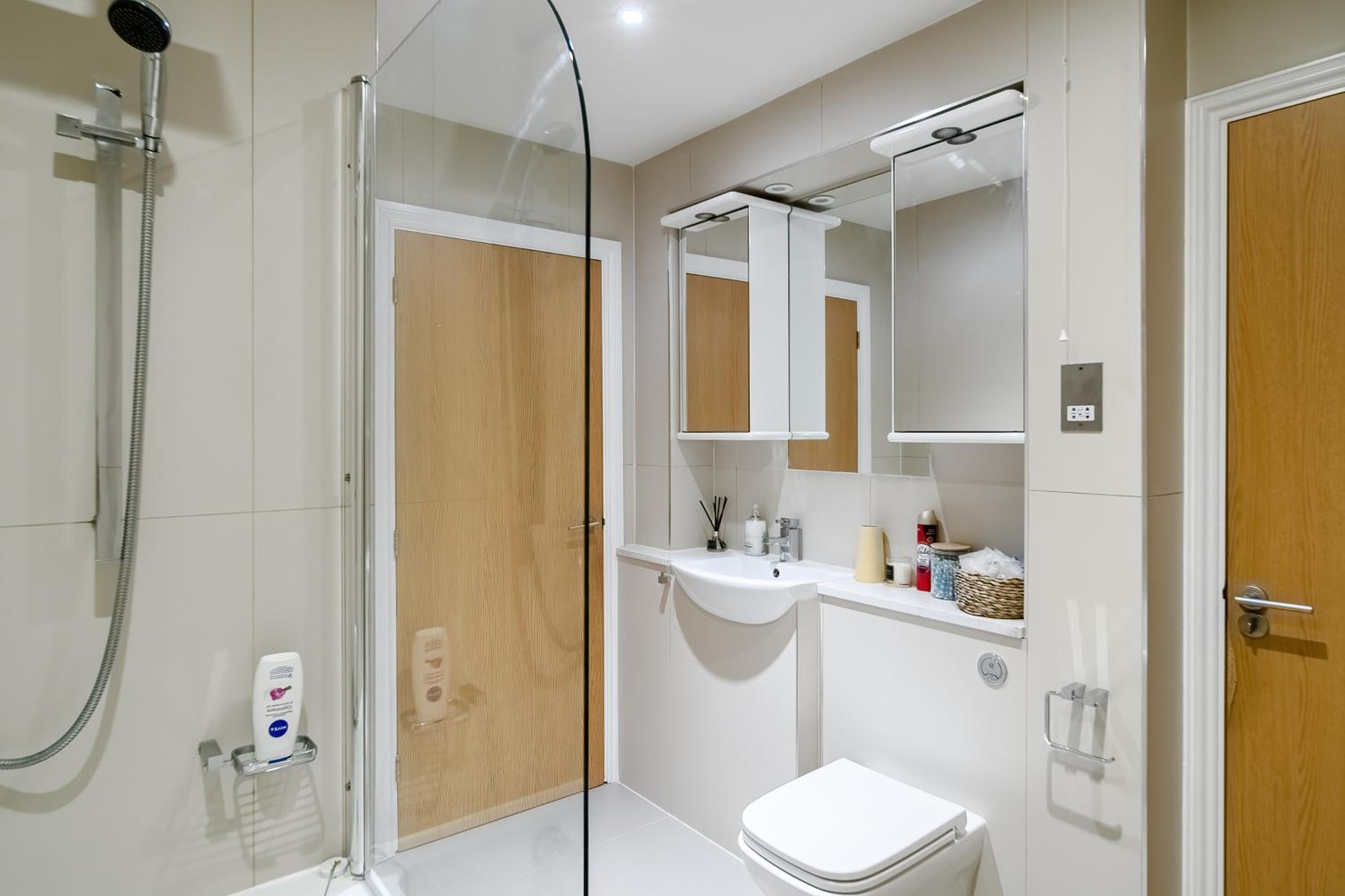 Chic 3 Bed Apartment Near London Bridge with Balcony