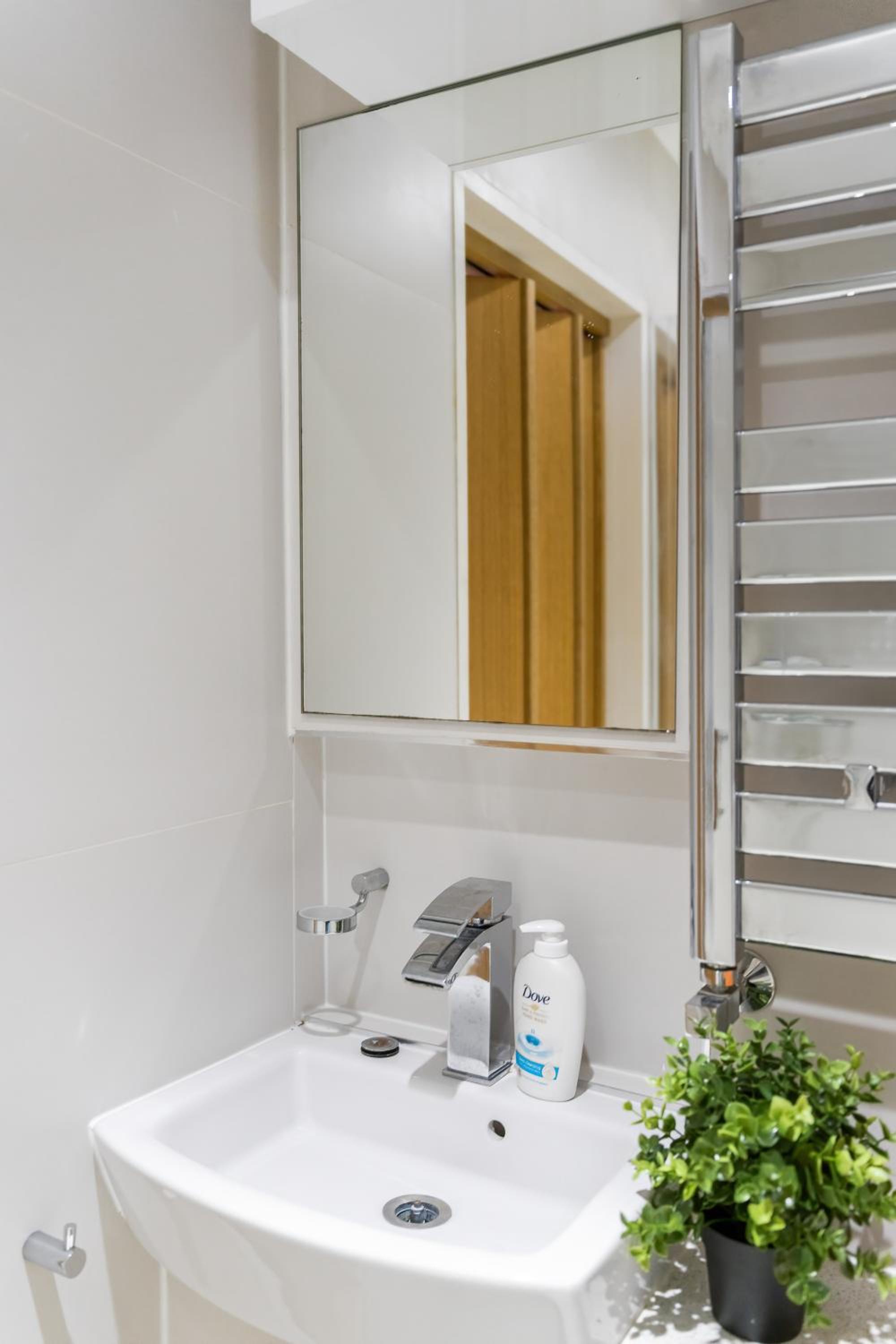Chic 3 Bed Apartment Near London Bridge with Balcony