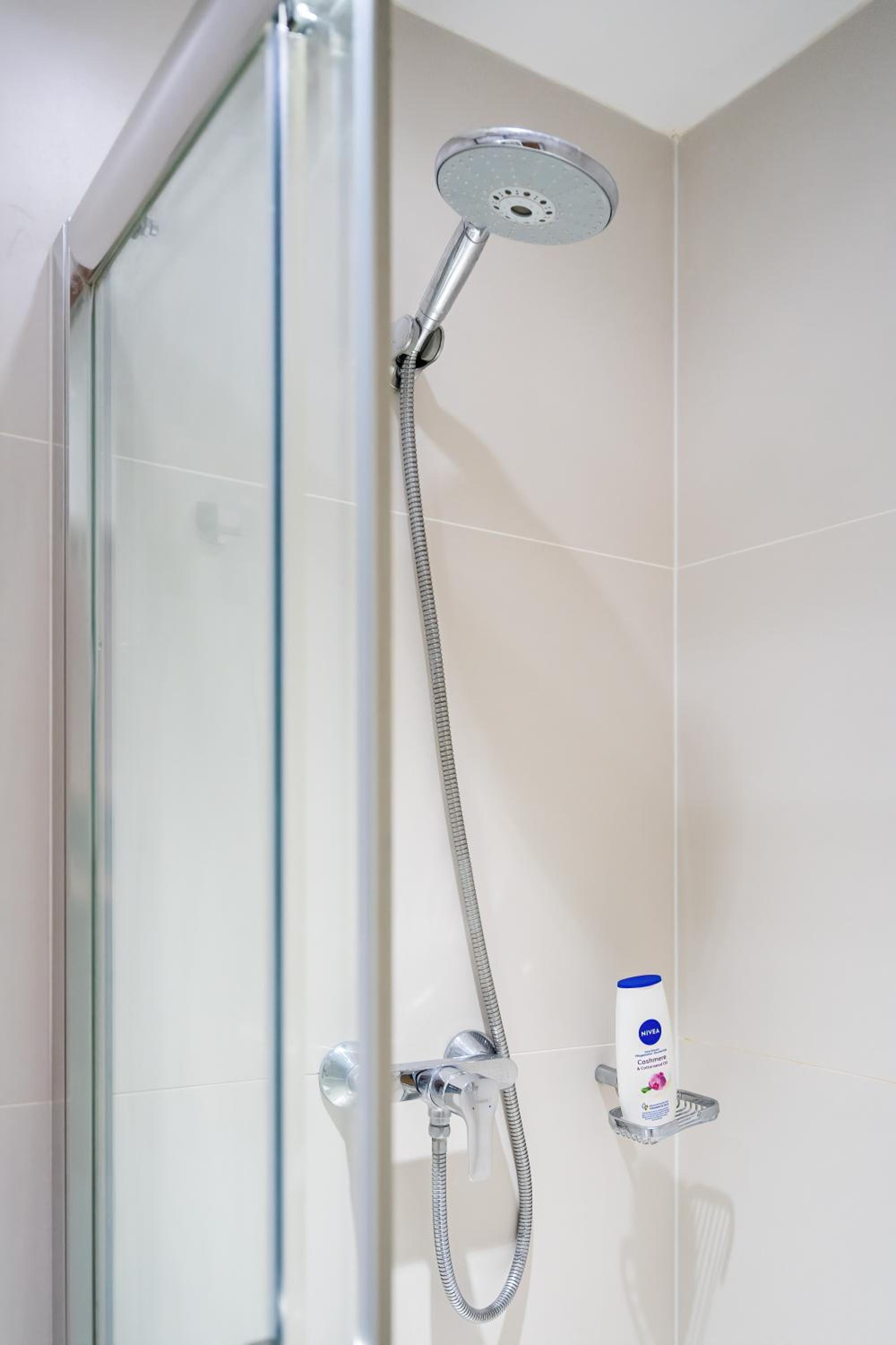 Chic 3 Bed Apartment Near London Bridge with Balcony