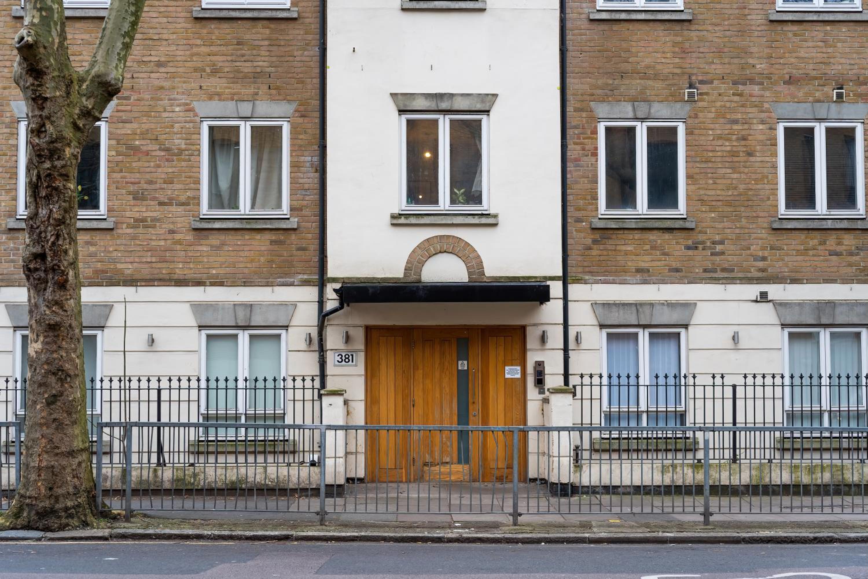 Chic 3 Bed Apartment Near London Bridge with Balcony