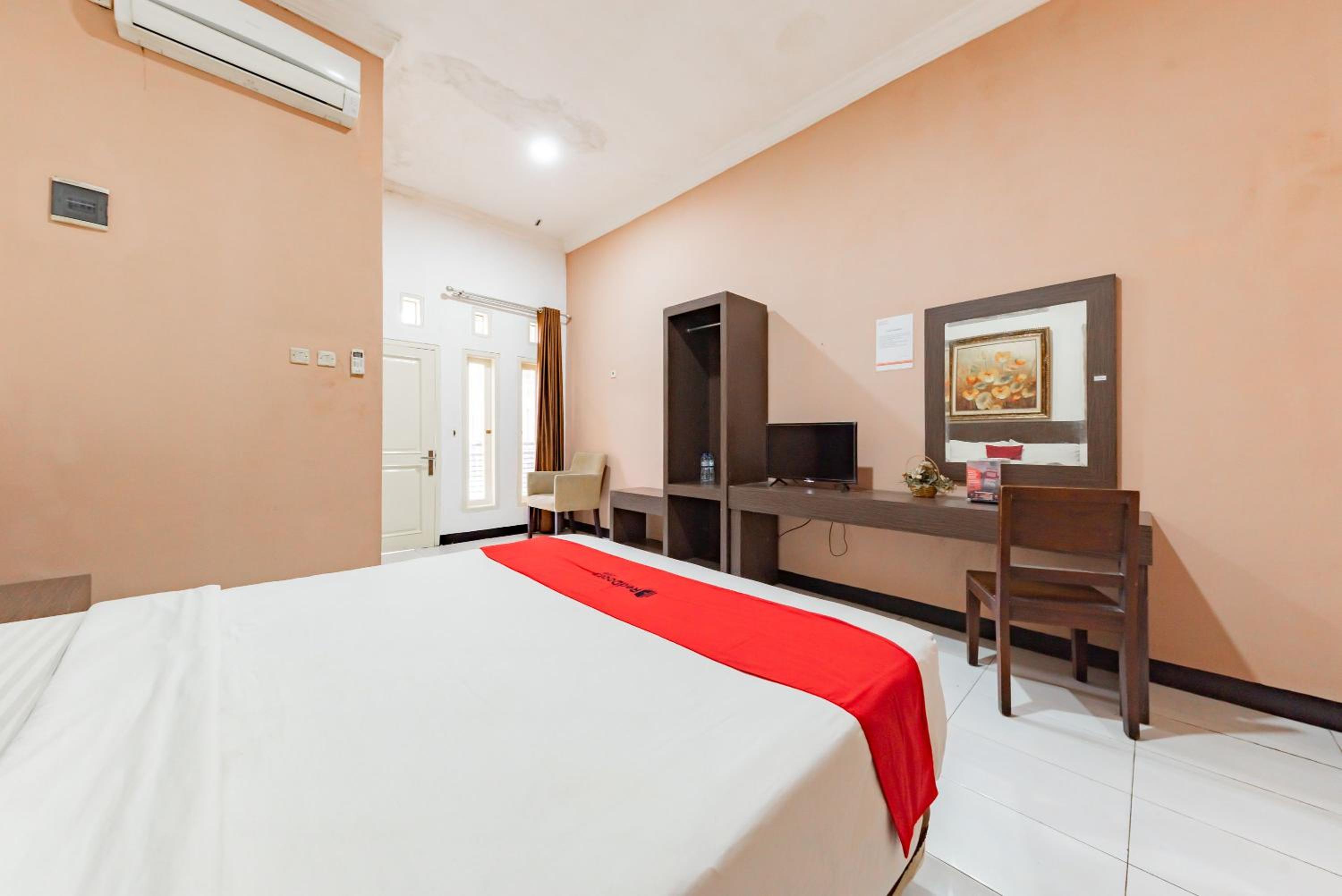 RedDoorz near Kejaksan Station Cirebon