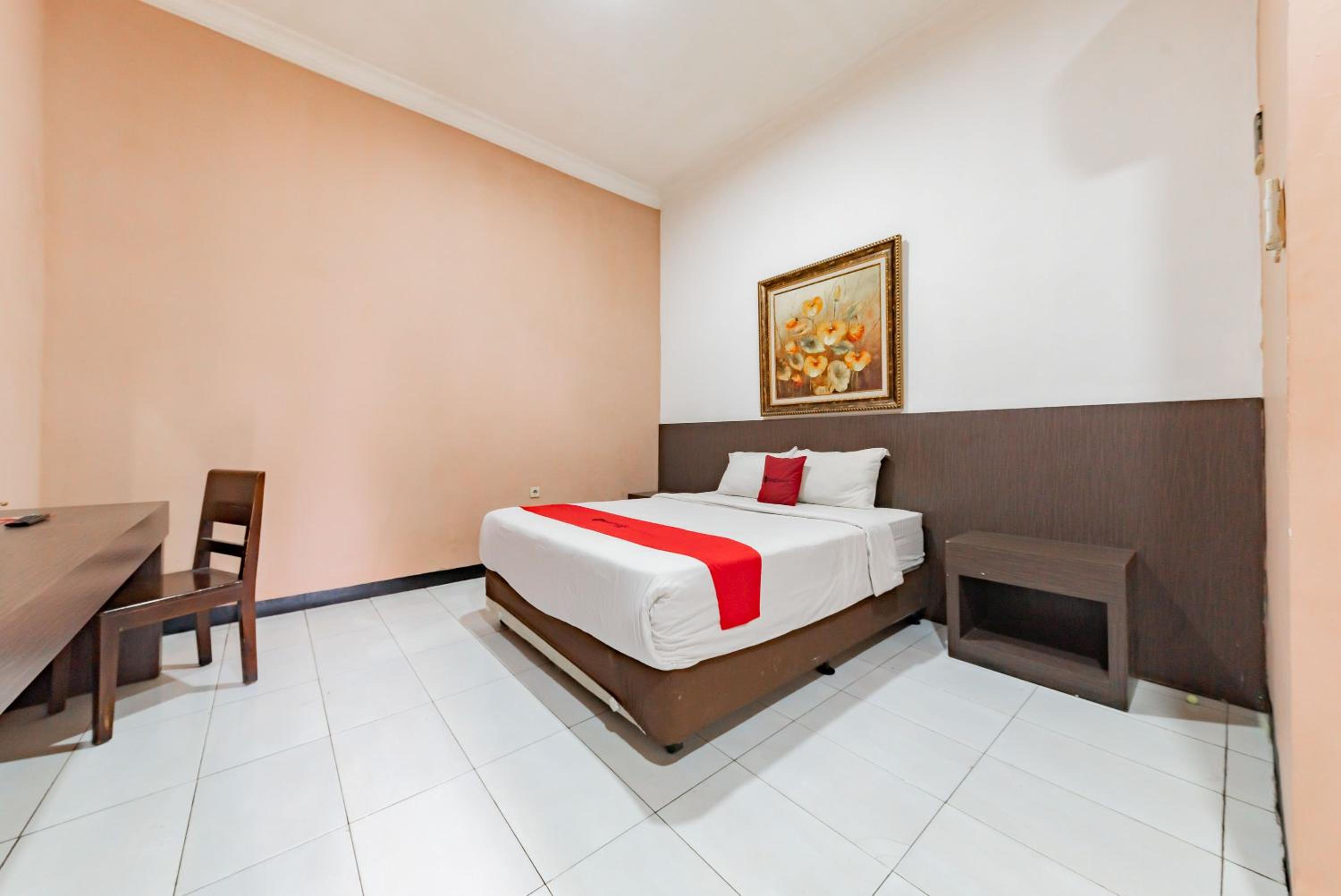 RedDoorz near Kejaksan Station Cirebon