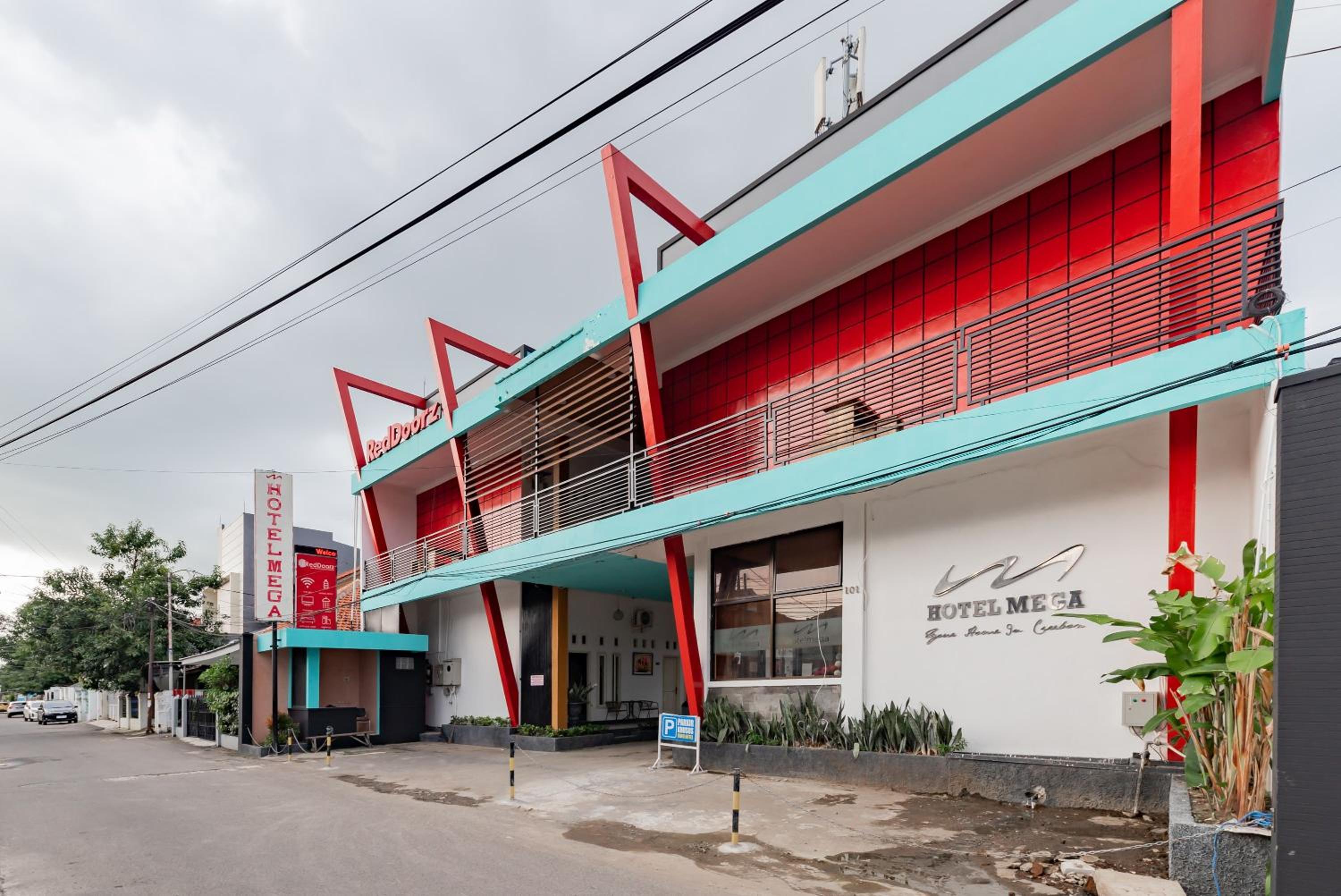 RedDoorz near Kejaksan Station Cirebon