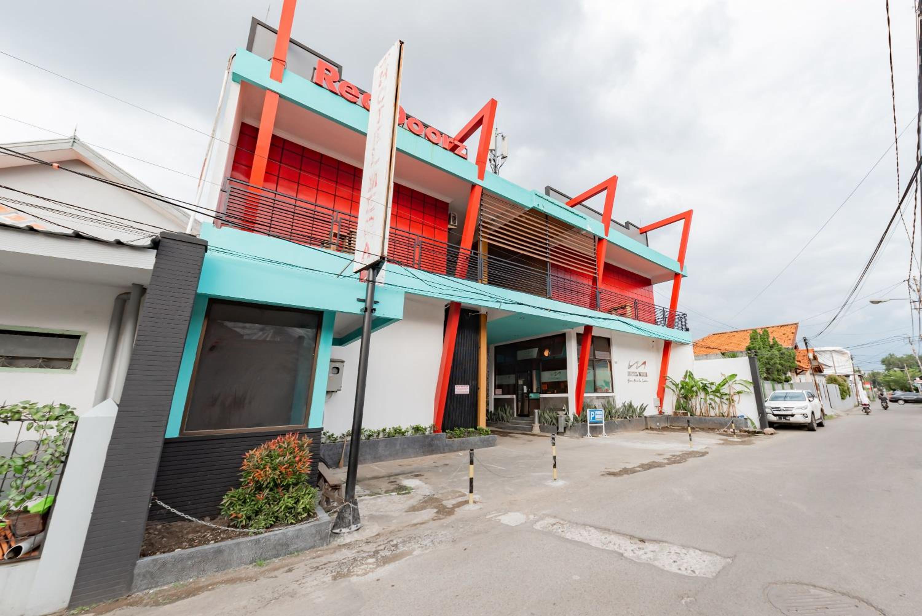 RedDoorz near Kejaksan Station Cirebon