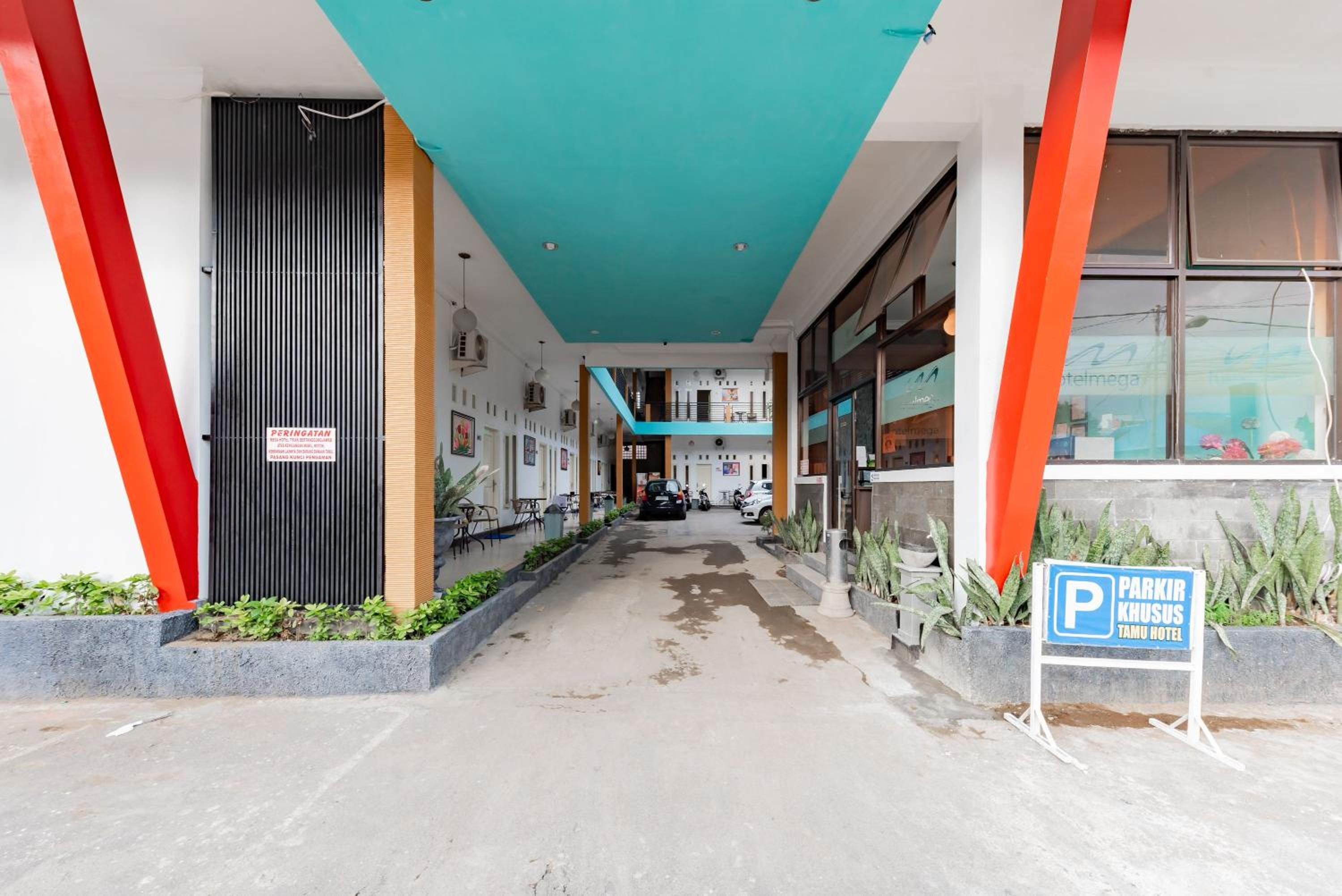 RedDoorz near Kejaksan Station Cirebon