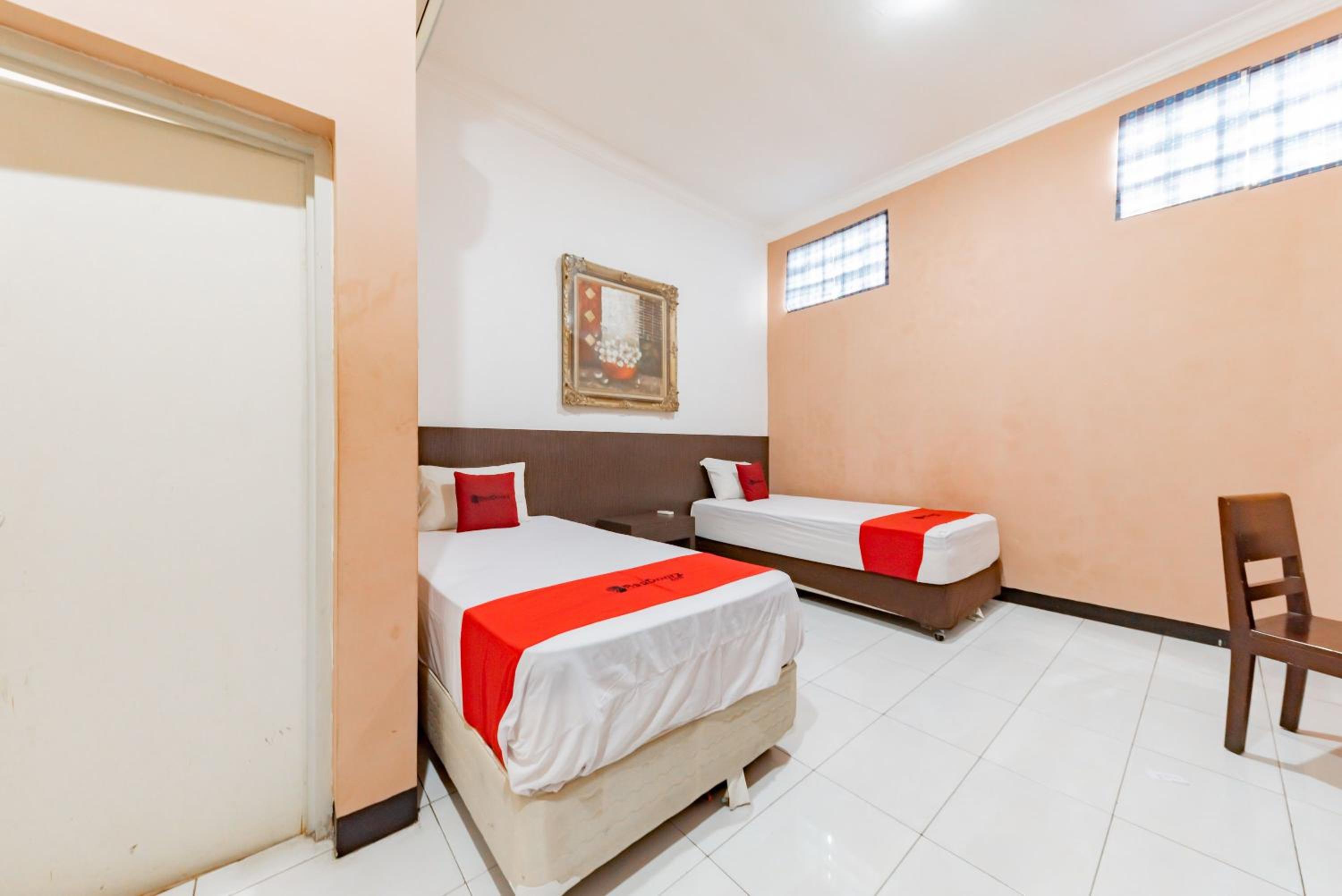 RedDoorz near Kejaksan Station Cirebon