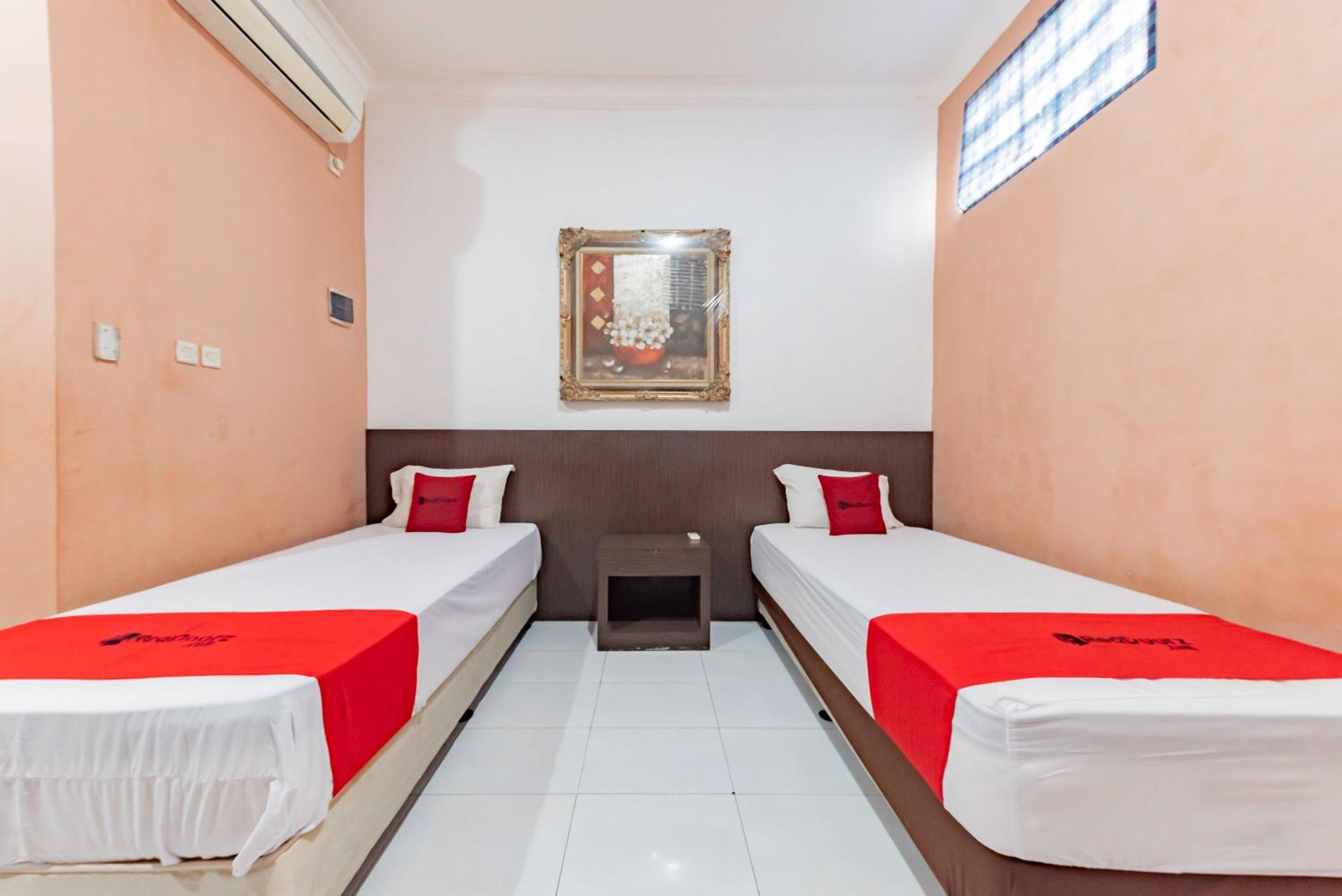 RedDoorz near Kejaksan Station Cirebon