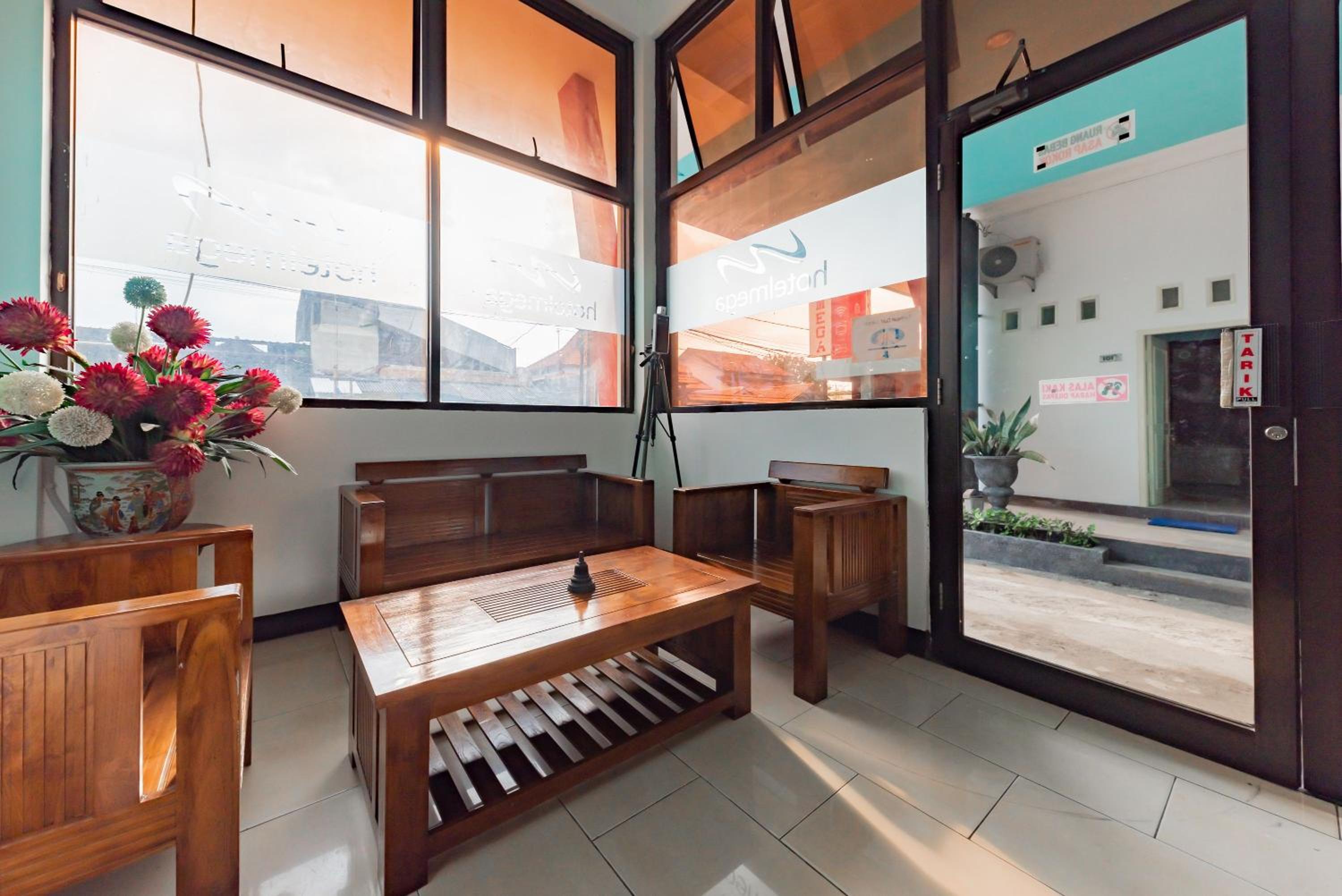 RedDoorz near Kejaksan Station Cirebon