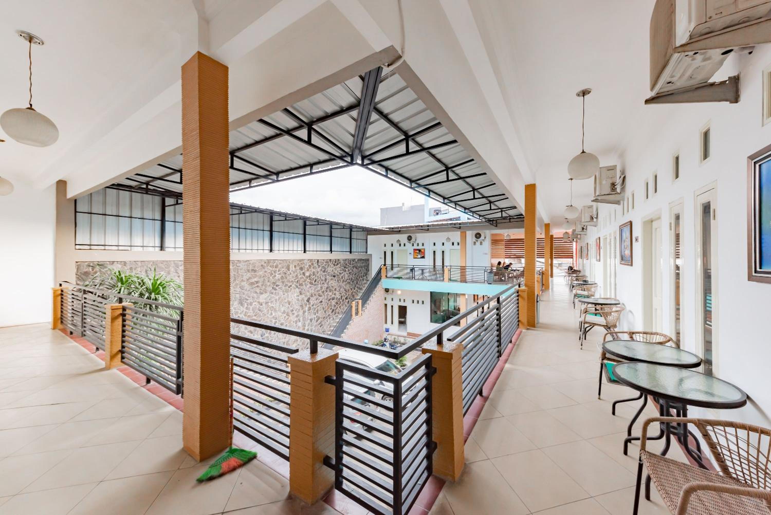 RedDoorz near Kejaksan Station Cirebon