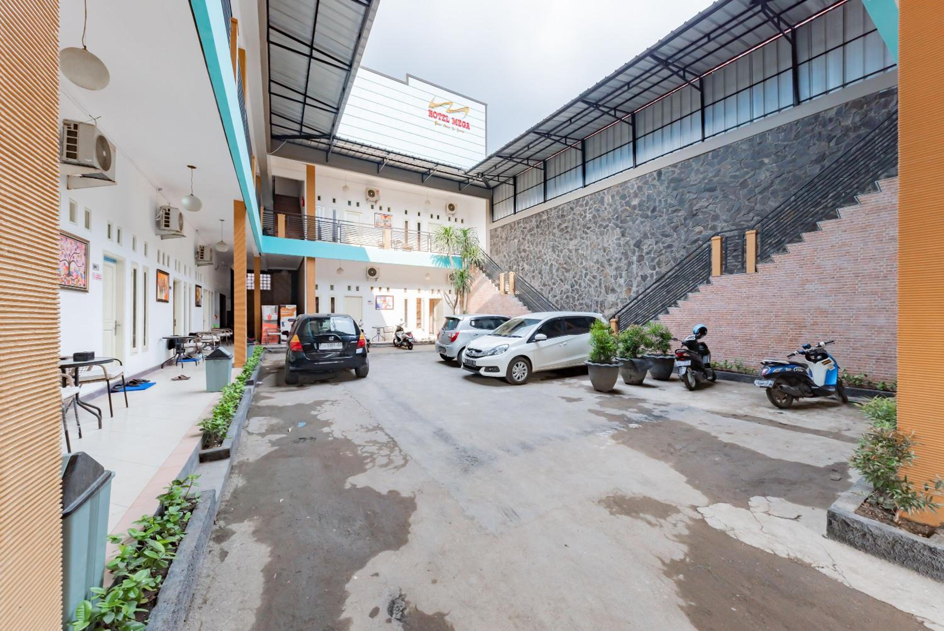 RedDoorz near Kejaksan Station Cirebon