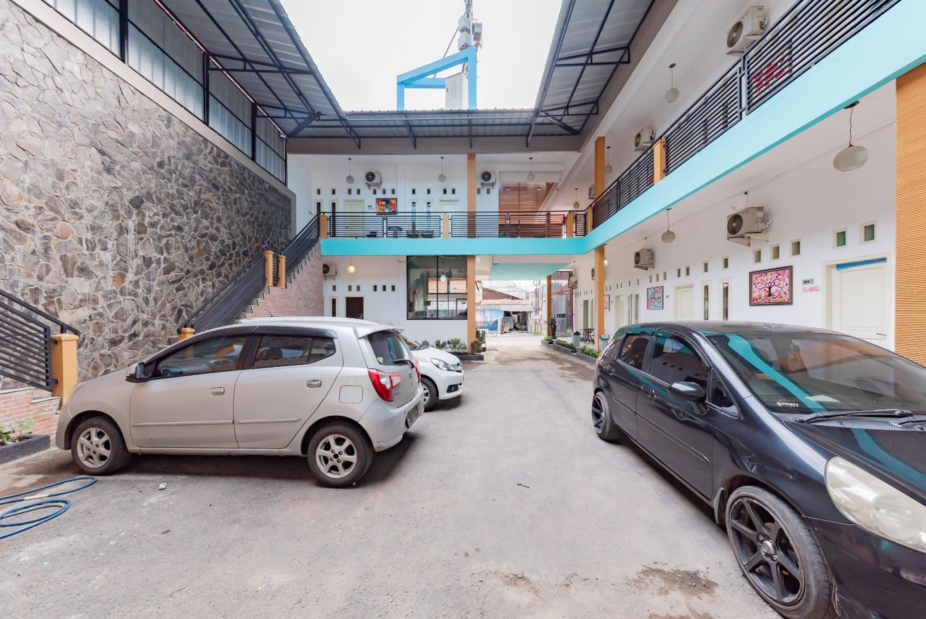 RedDoorz near Kejaksan Station Cirebon