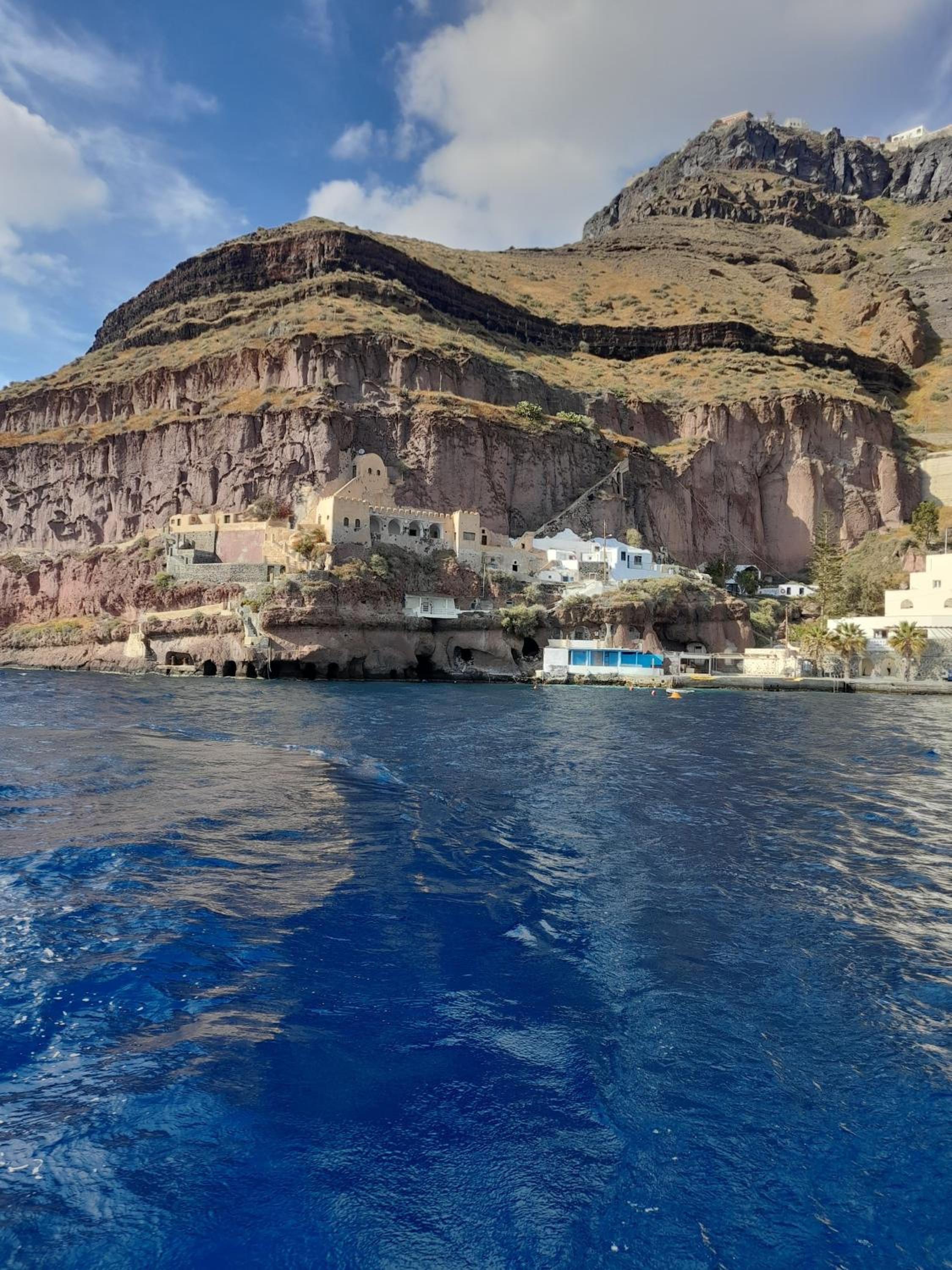 Mermaid Cave Apartment Old Port, Fira view 2