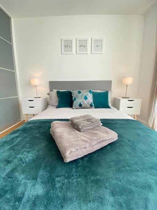 Modern 2 bed in central MK, Free Parking, Smart TV, Chelsea House view 5