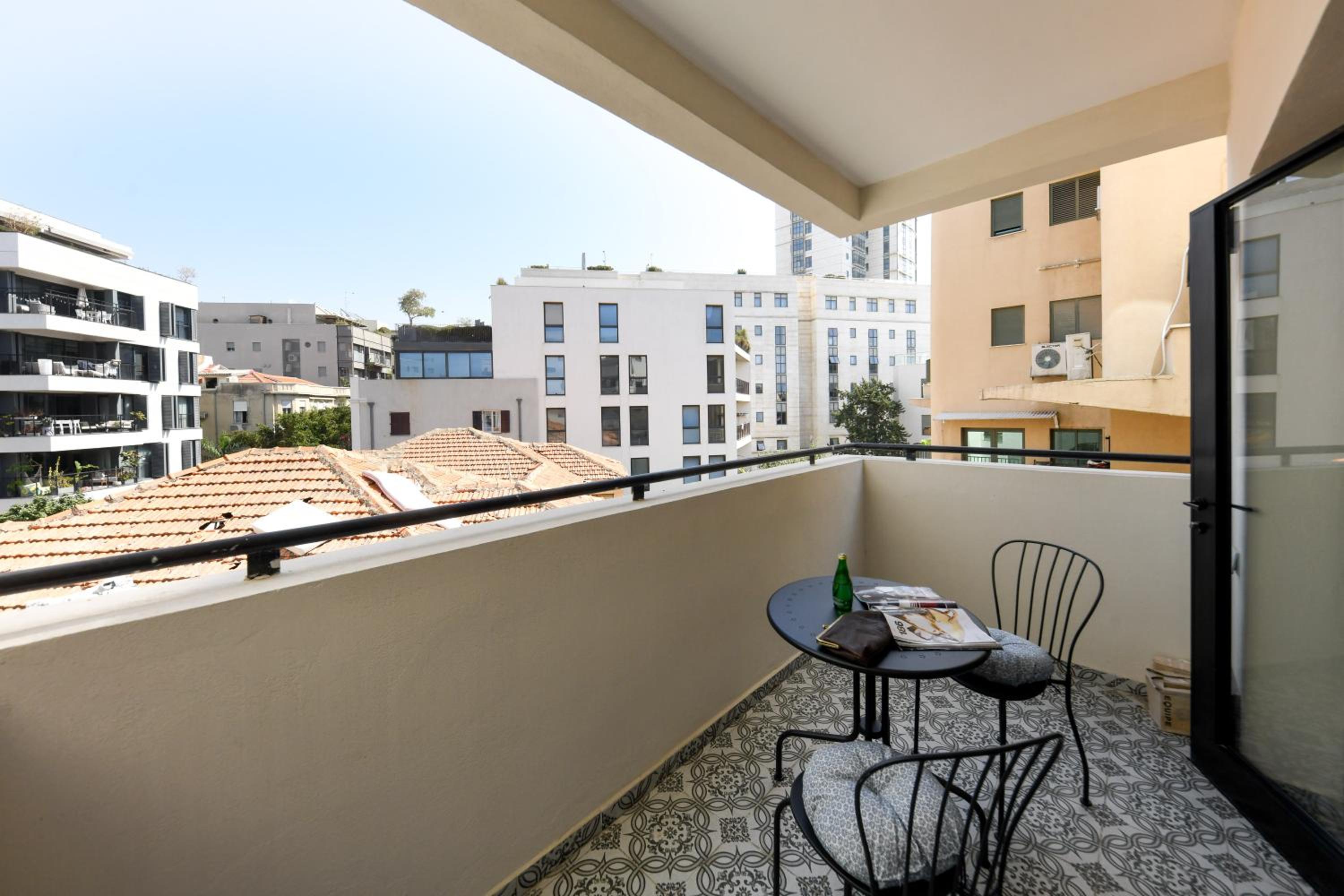 Homey 2 BR Apt w Spacious Balcony 5-min from Beach view 4