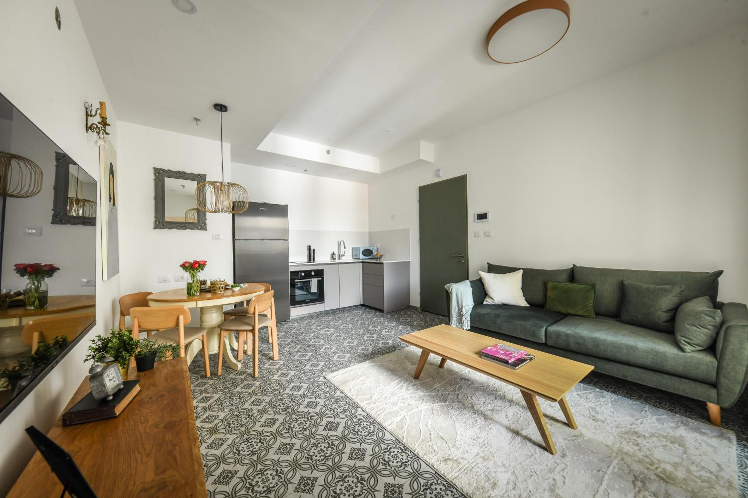 Homey 2 BR Apt w Spacious Balcony 5-min from Beach view 5