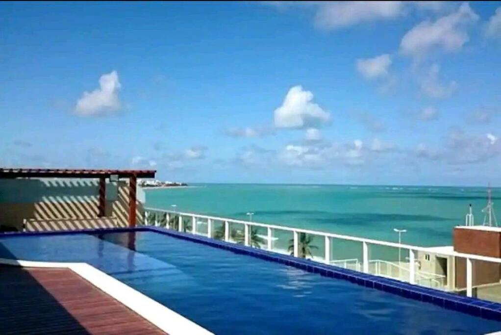 Flat Bello Plaza - piscina com vista da orla