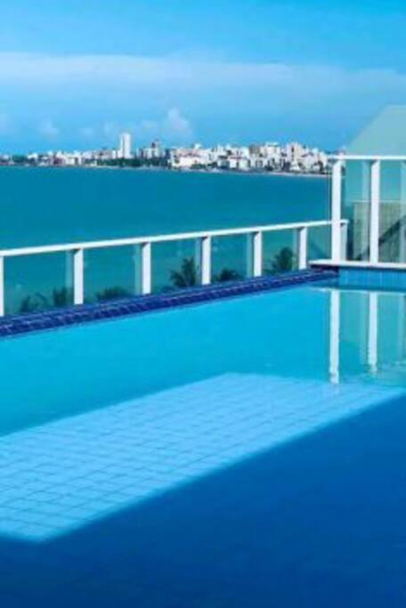 Flat Bello Plaza - piscina com vista da orla