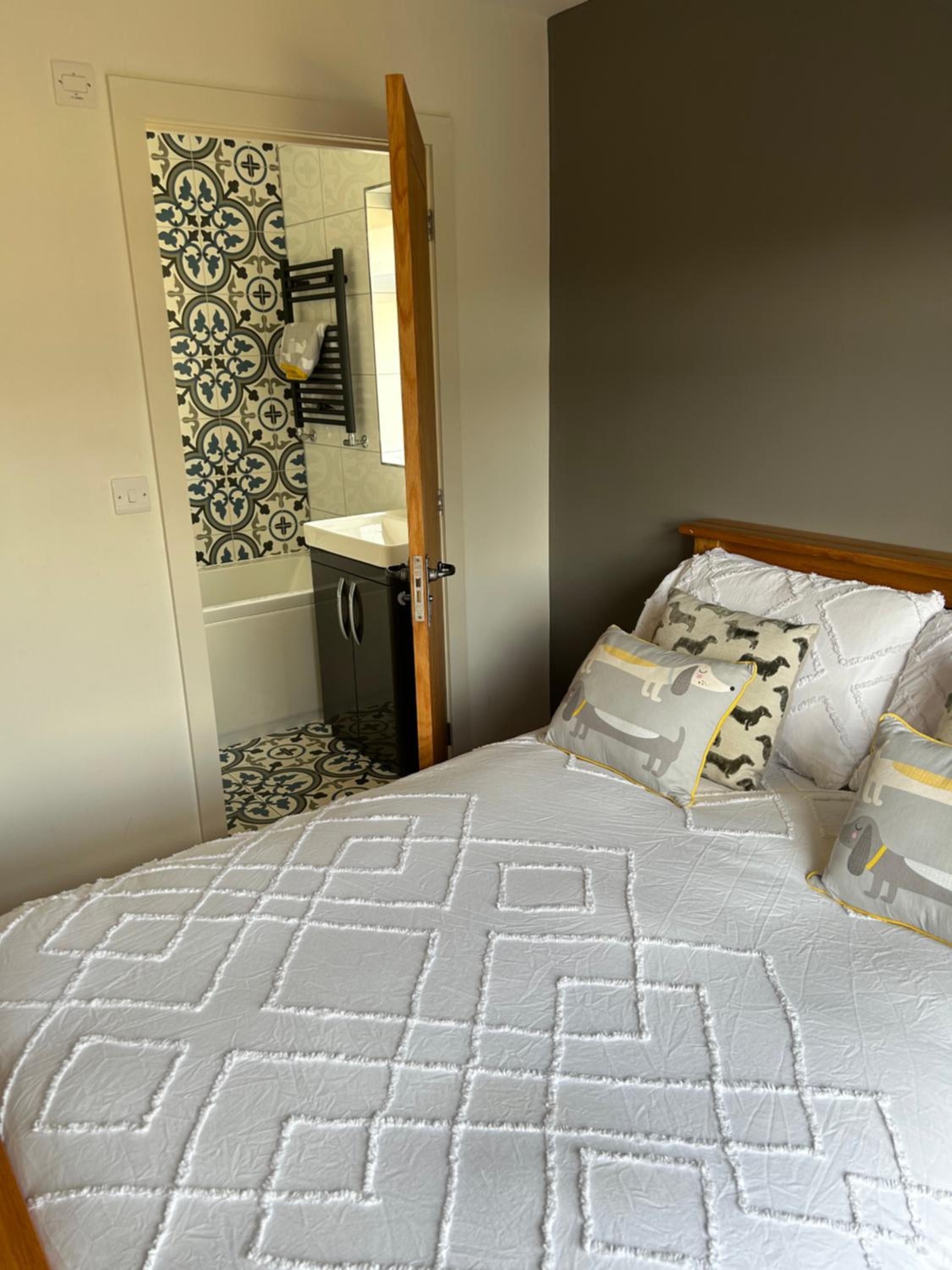 The Oaks, Luxury 2 bedroom cottage in a peaceful location view 2
