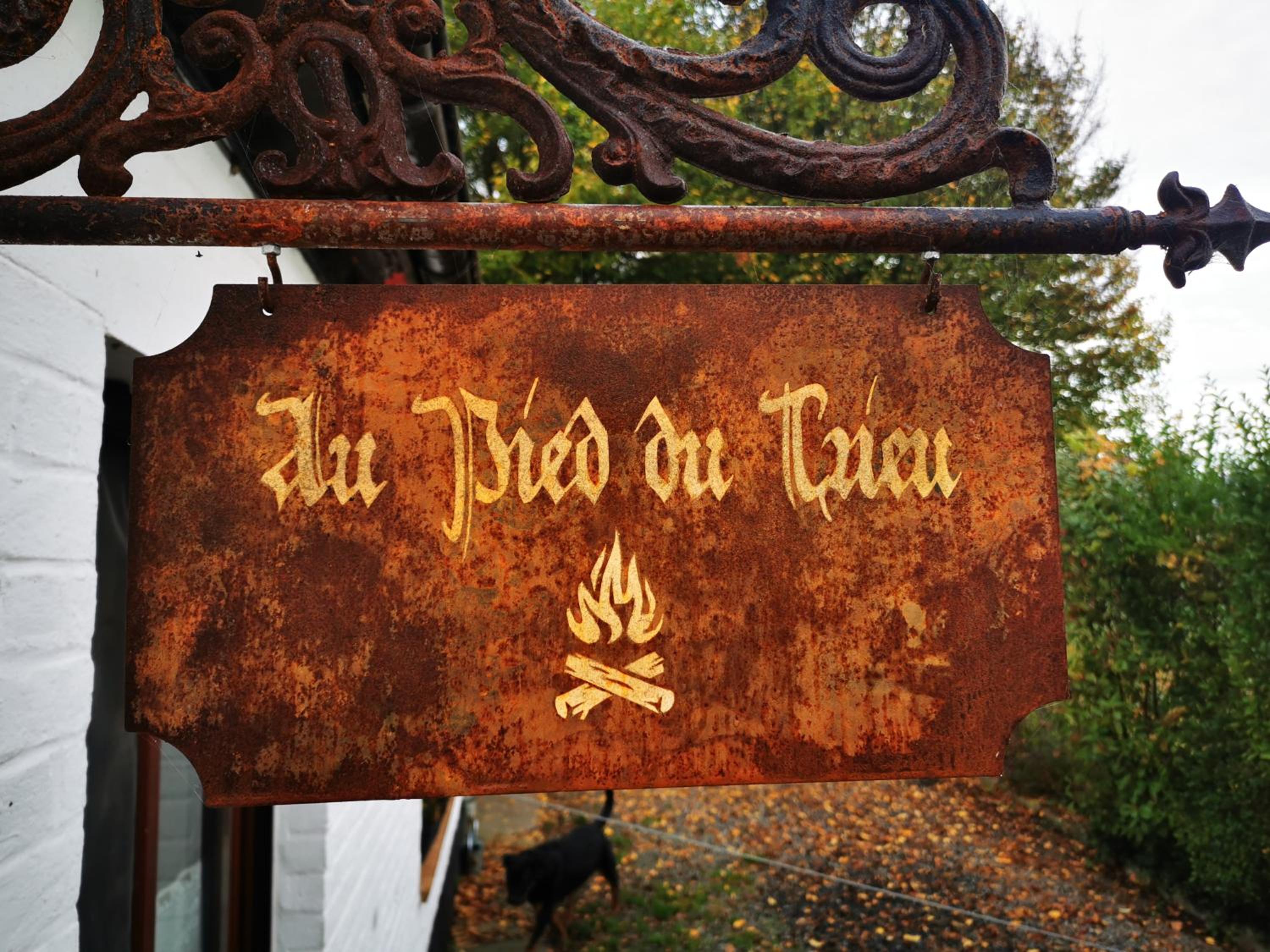 Au Pied Du Trieu, The Shelter