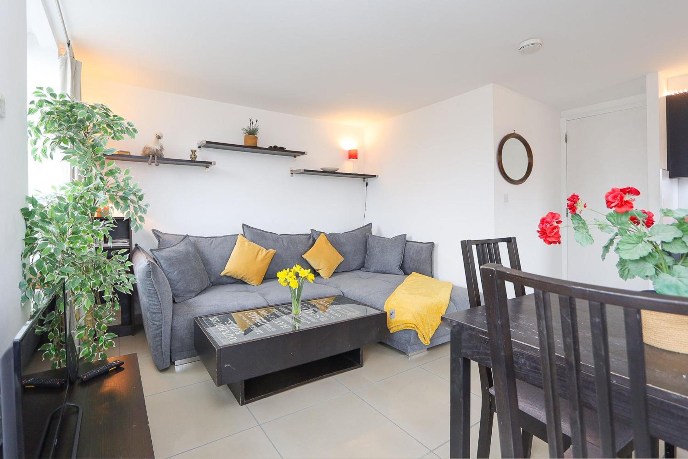 2-bed 2-bath flat around the corner from Portobello Market