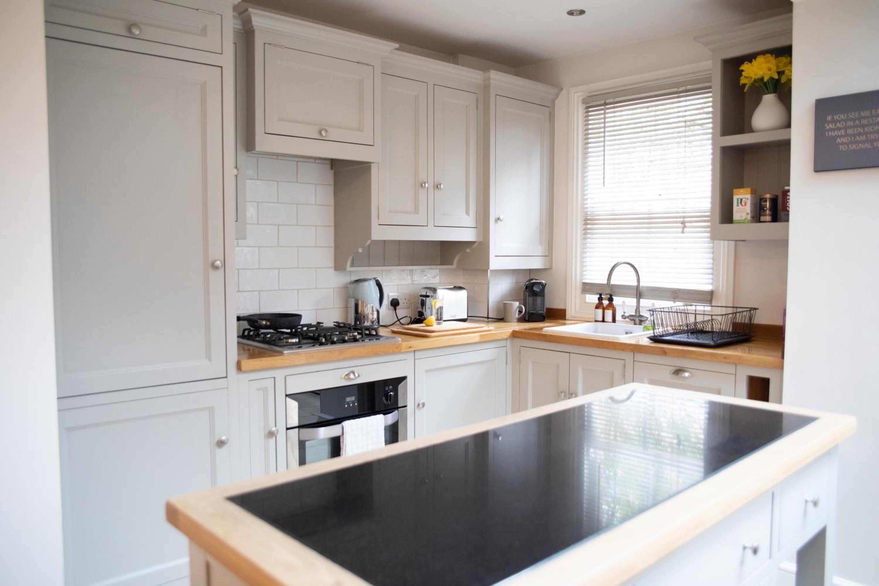 Beautiful 3-Bed House 5 Minutes from York Minster view 4