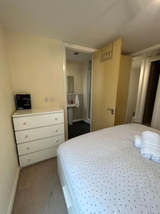 Comfortable 3-Storey House with Free Car Parking view 3