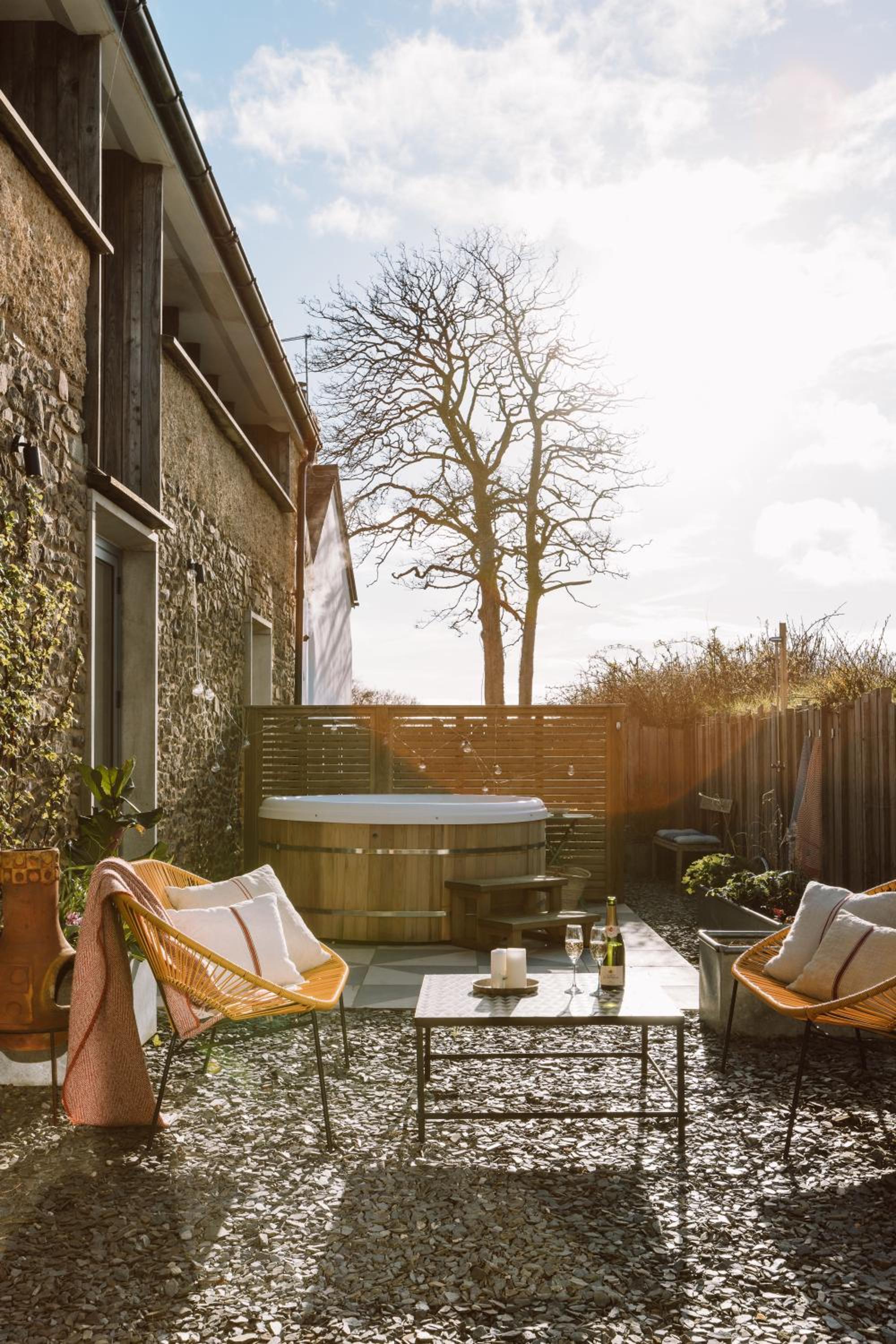 The Cob at Venn Farm - Award Winning Architecture with Hot Tub Near Cornish Surf Beaches