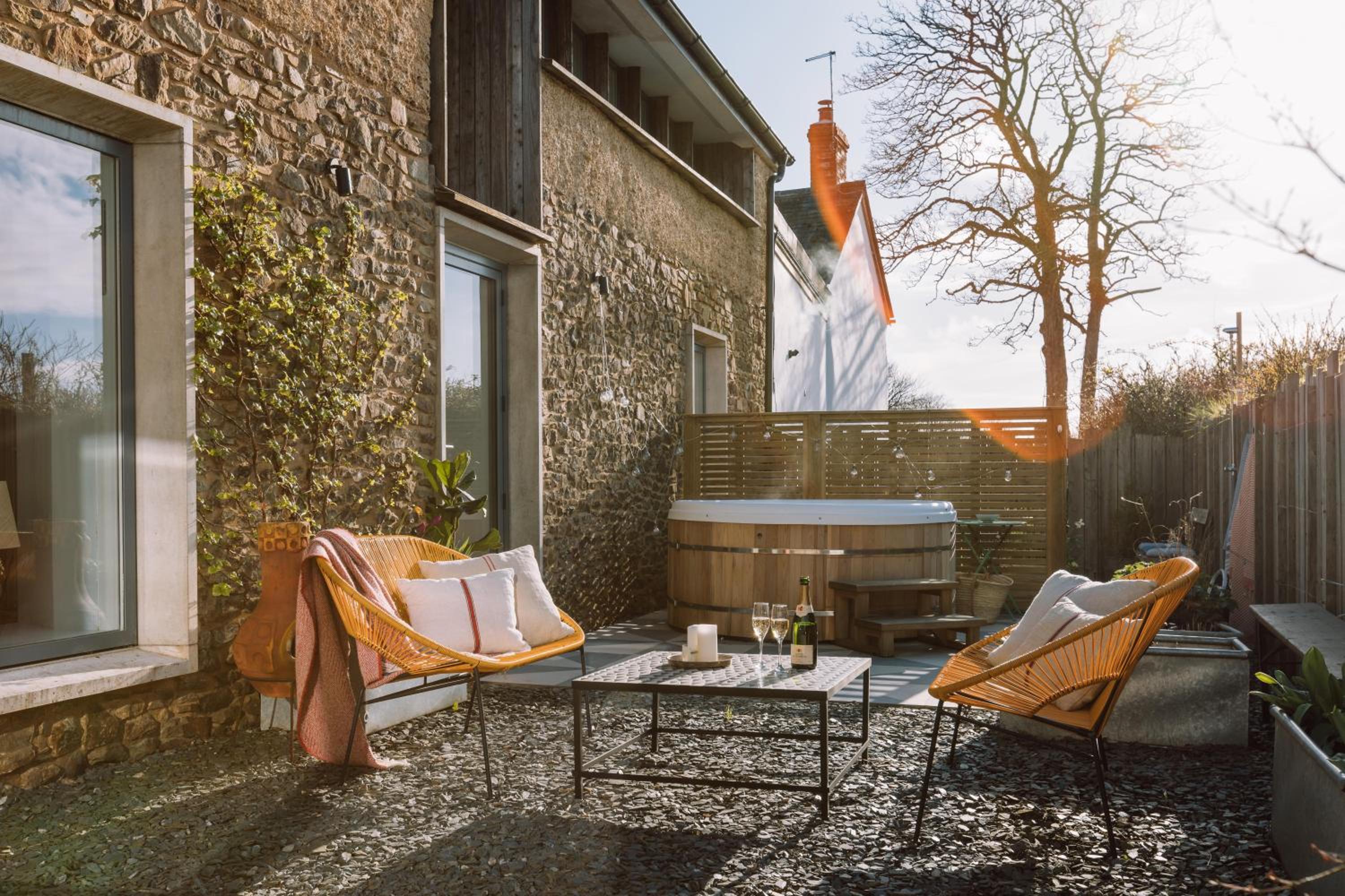 The Cob at Venn Farm - Award Winning Architecture with Hot Tub Near Cornish Surf Beaches