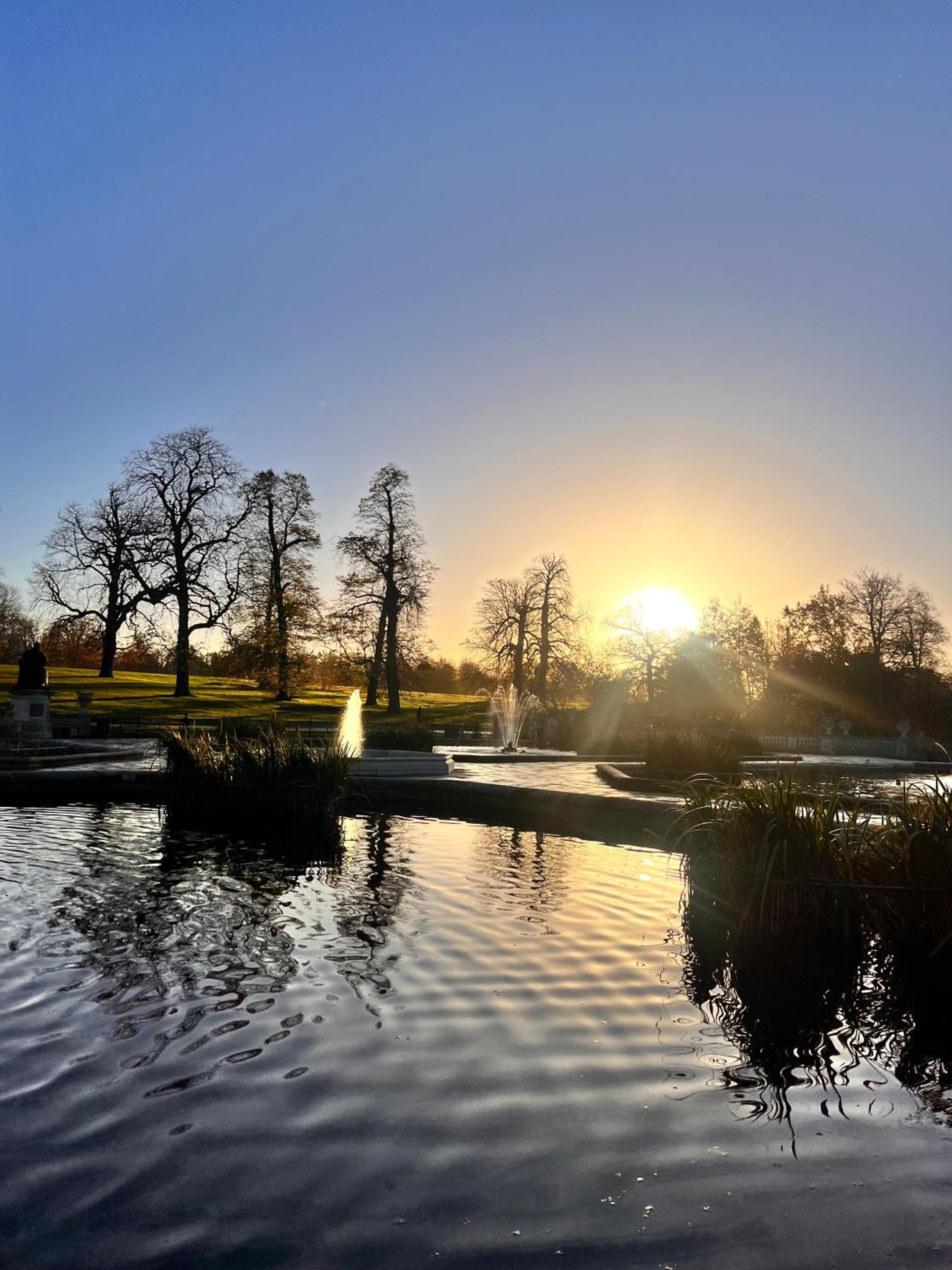 Hyde Park,3 min walk,Family home! 2 Bedrooms & 2 Bathrooms Apartment! Fantastic Location