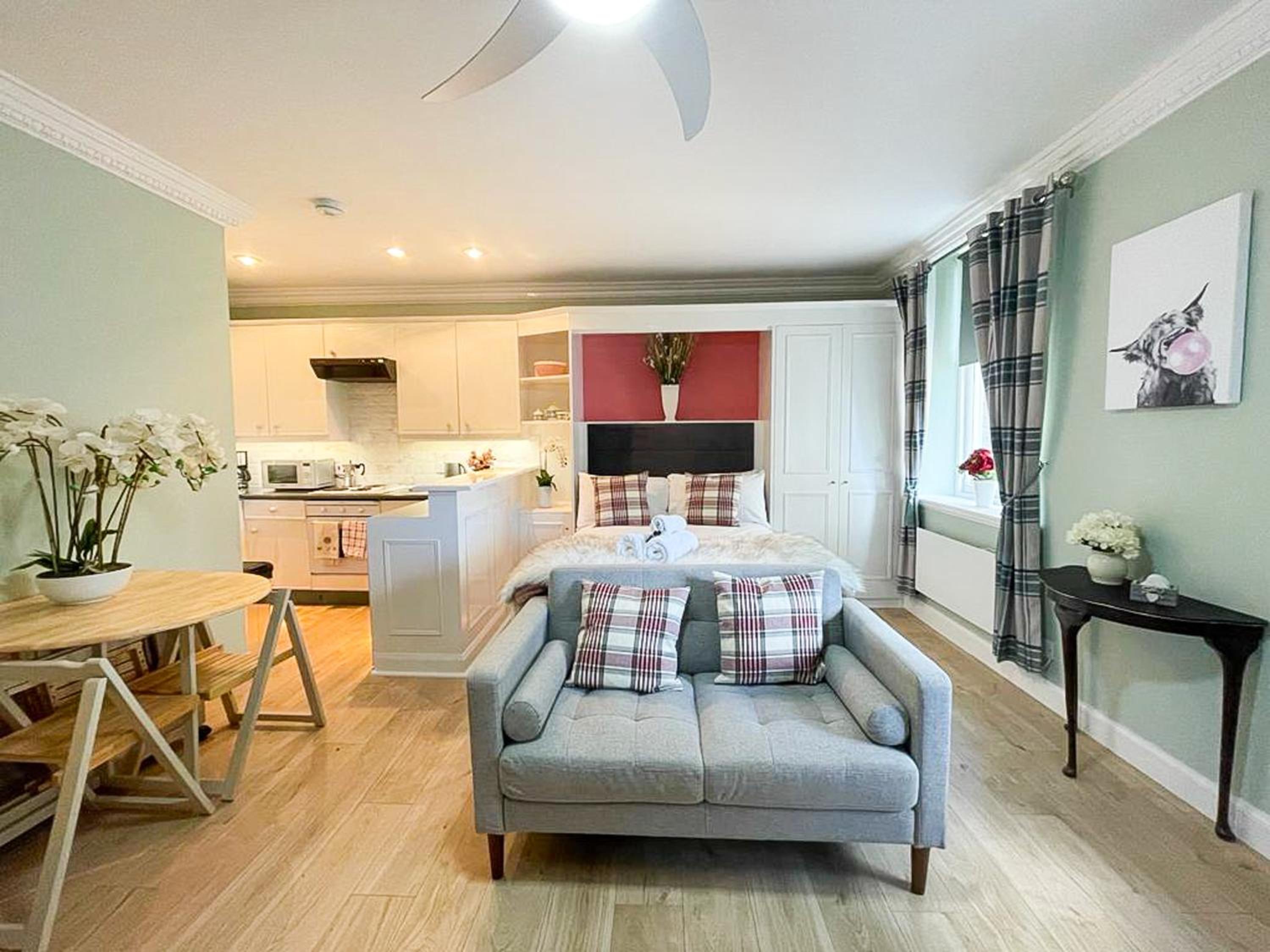 Snug Studio on The Grassmarket, 5mins from Castle view 5