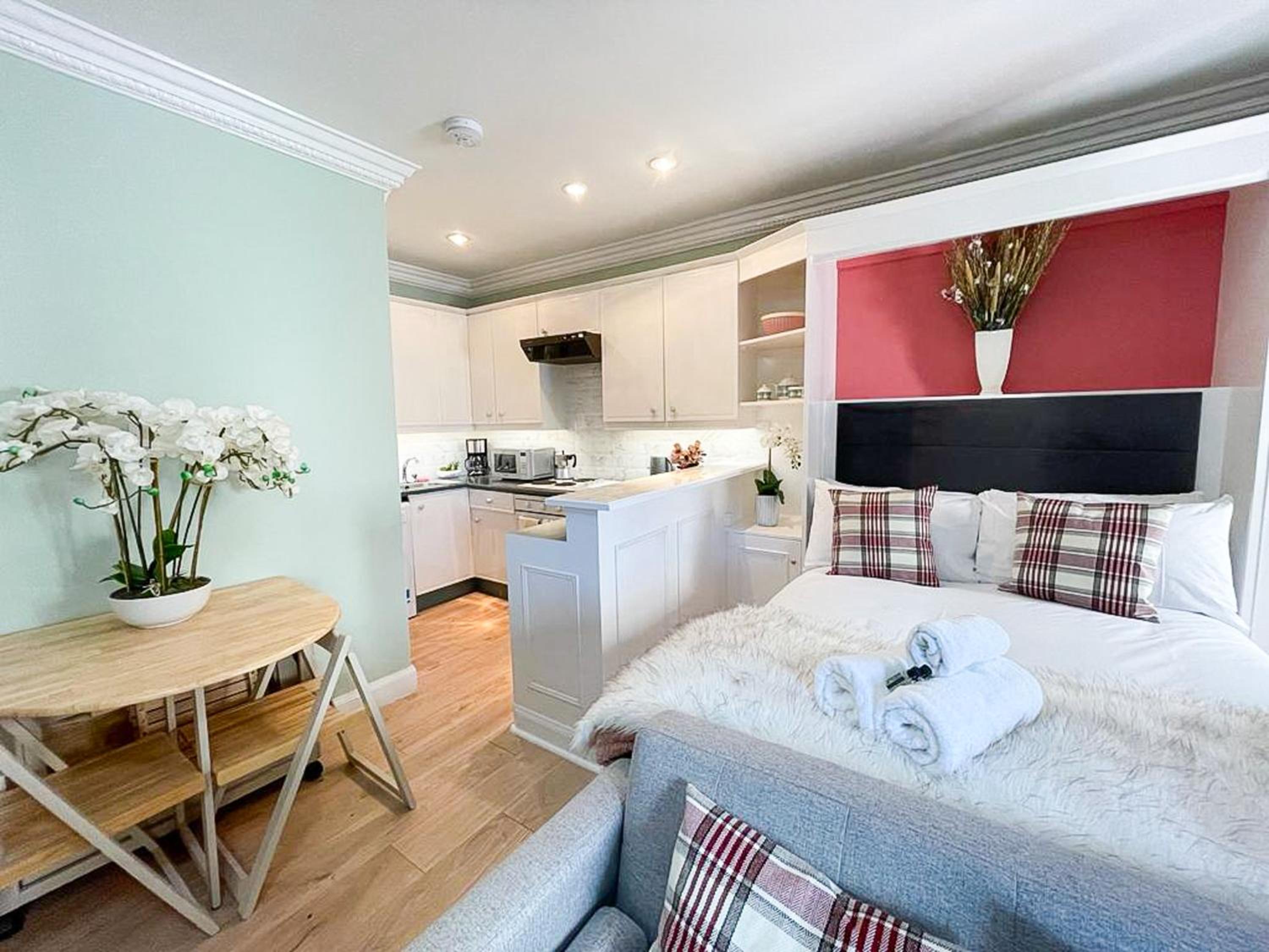 Snug Studio on The Grassmarket, 5mins from Castle view 4