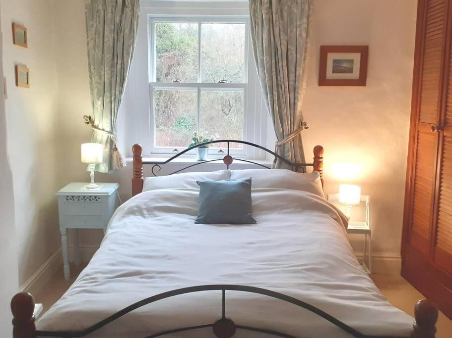 Characterful 2 bed cottage in excellent location view 5