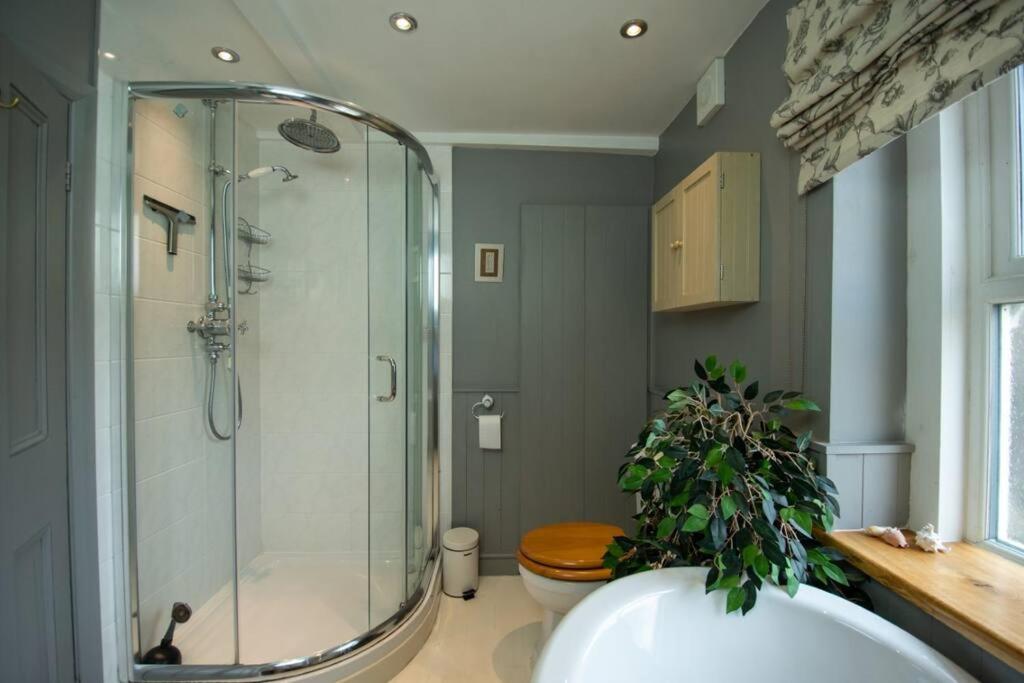 Characterful 2 bed cottage in excellent location view 3