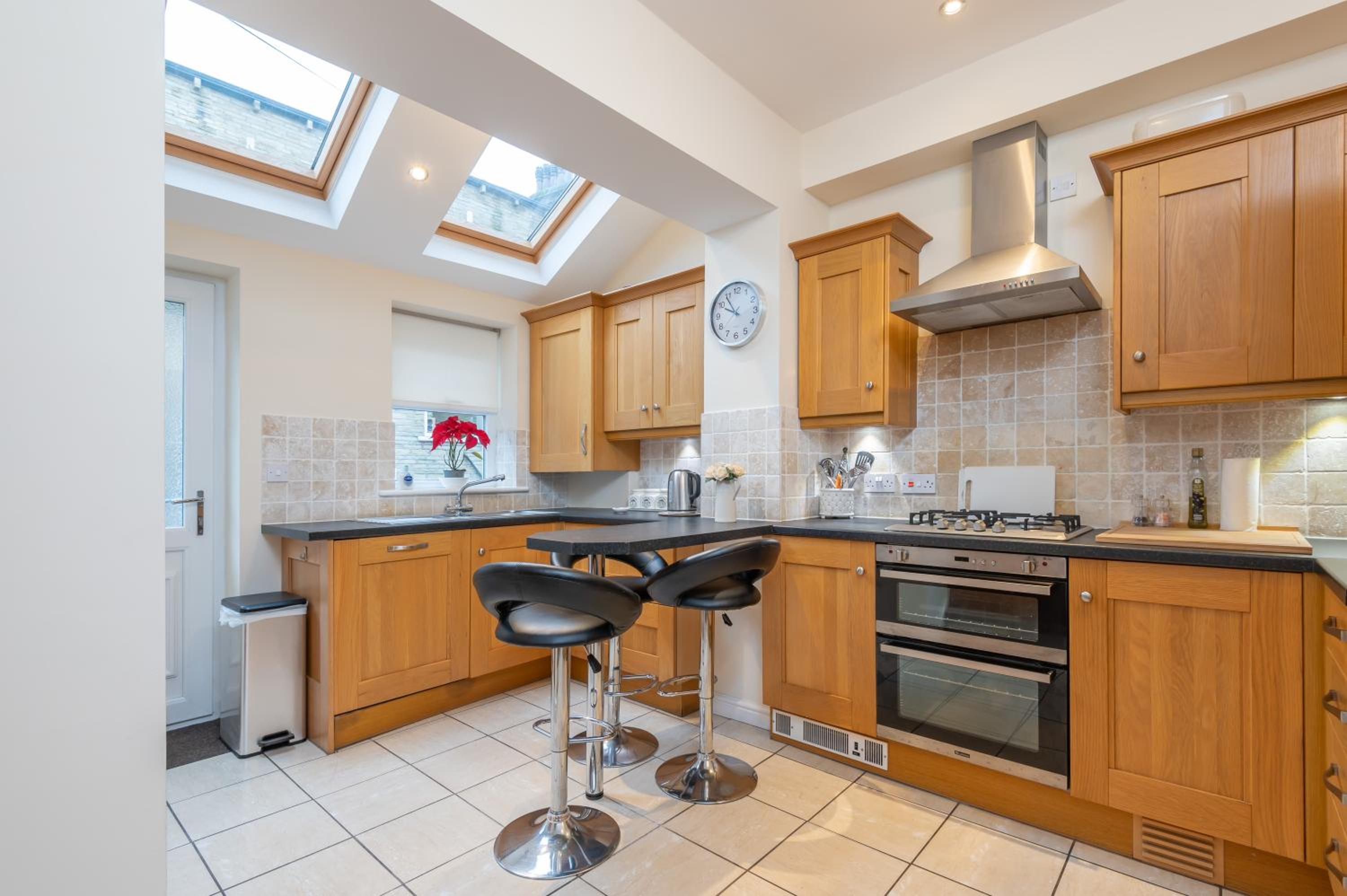 Sleeps 5 - 3 Bedrooms - walk to the square hosted Happy Valley cast view 3