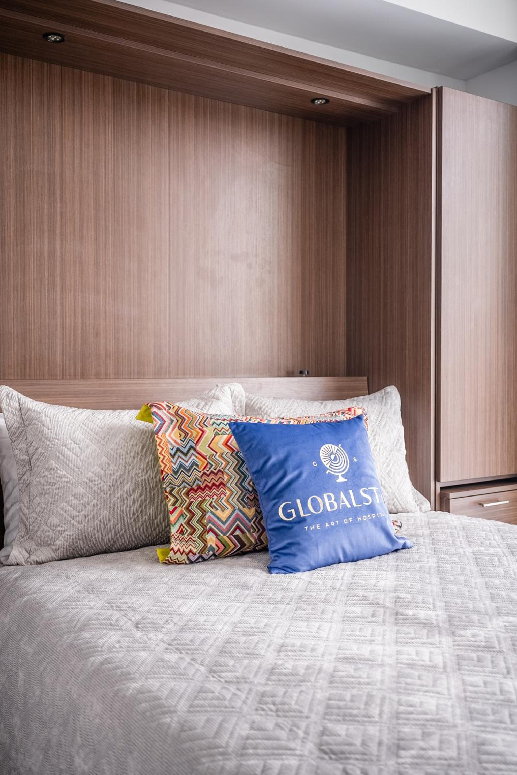 GLOBALSTAY Exclusive 4 Bedroom Townhouse in Downtown Toronto with Parking - Image 5