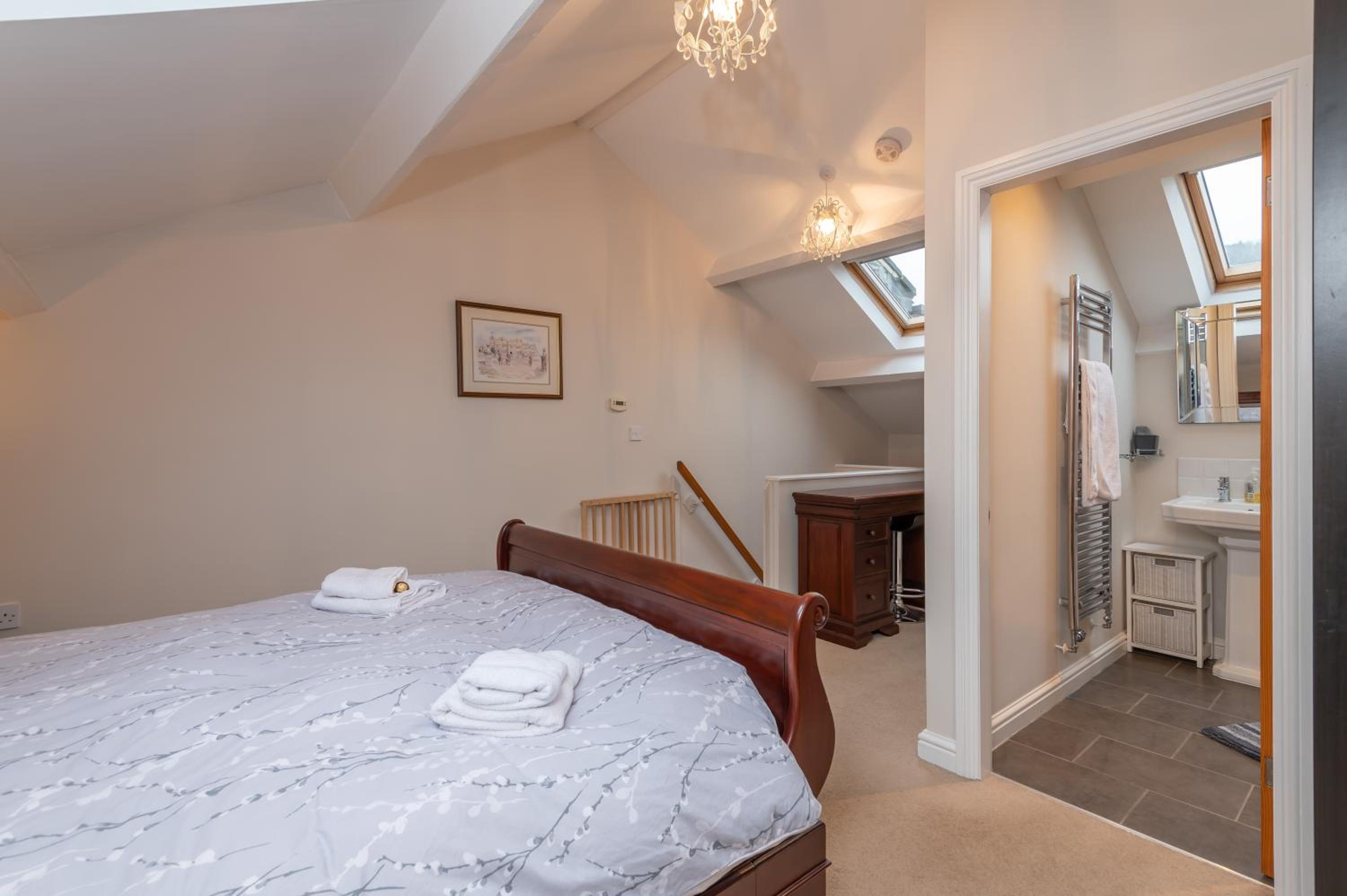 Sleeps 5 - 3 Bedrooms - walk to the square hosted Happy Valley cast view 2