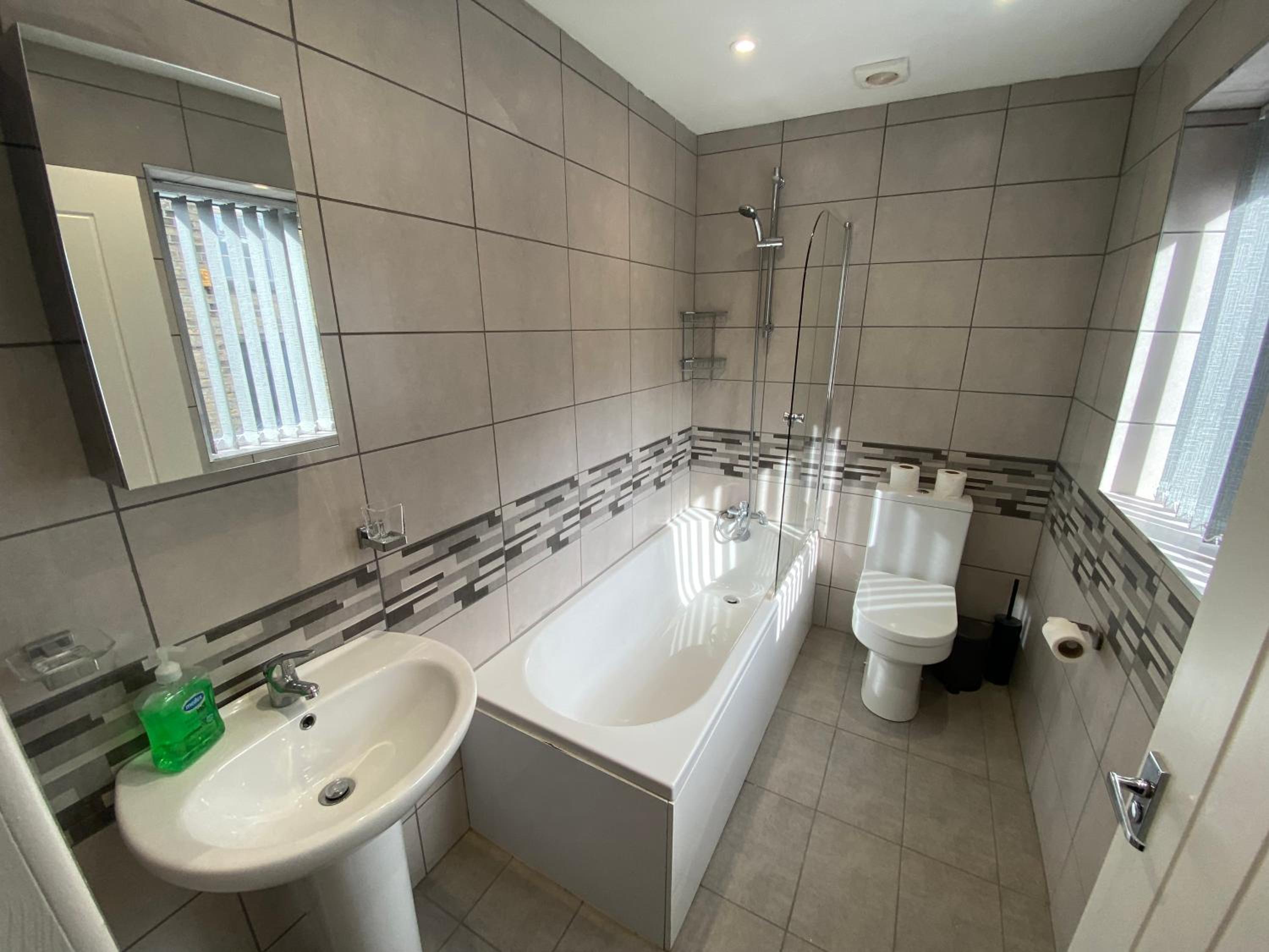 Modern 3- Bed Holiday Home - Private Parking Sleeps 10- 2 Min M62 view 5