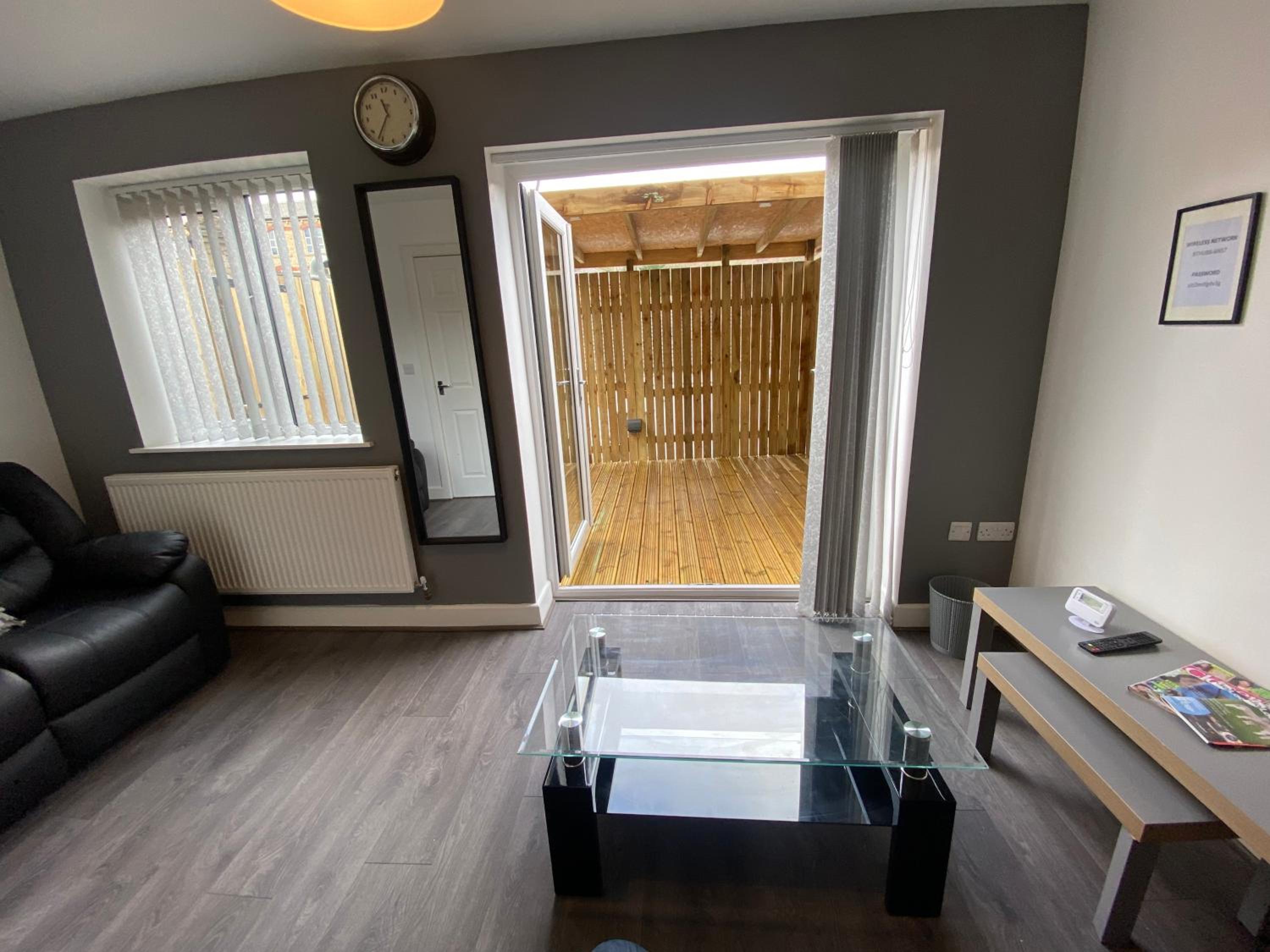 Modern 3- Bed Holiday Home - Private Parking Sleeps 10- 2 Min M62 view 3