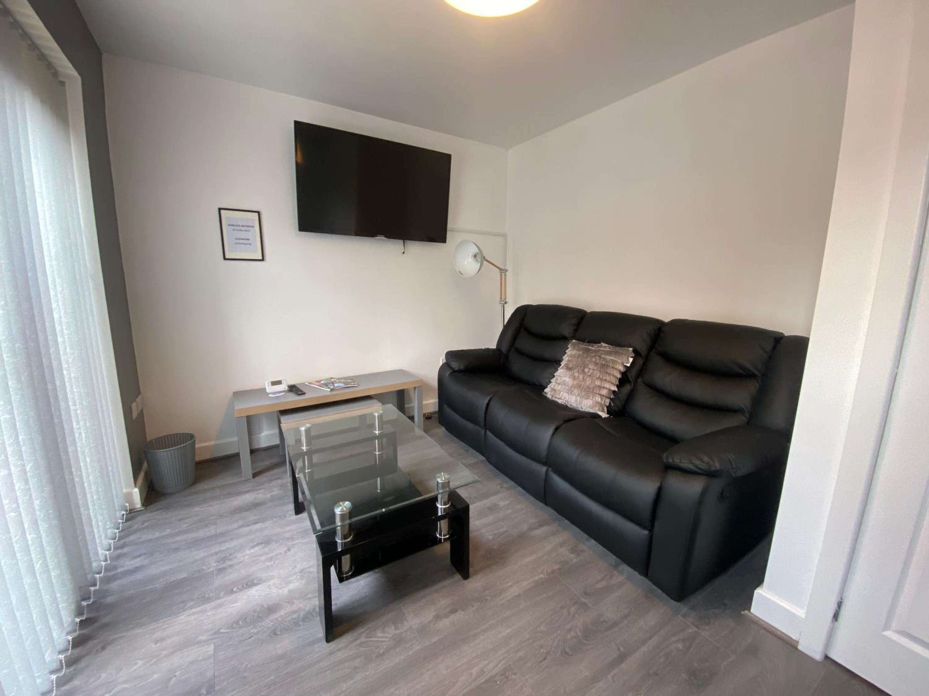 Modern 3- Bed Holiday Home - Private Parking Sleeps 10- 2 Min M62 view 2