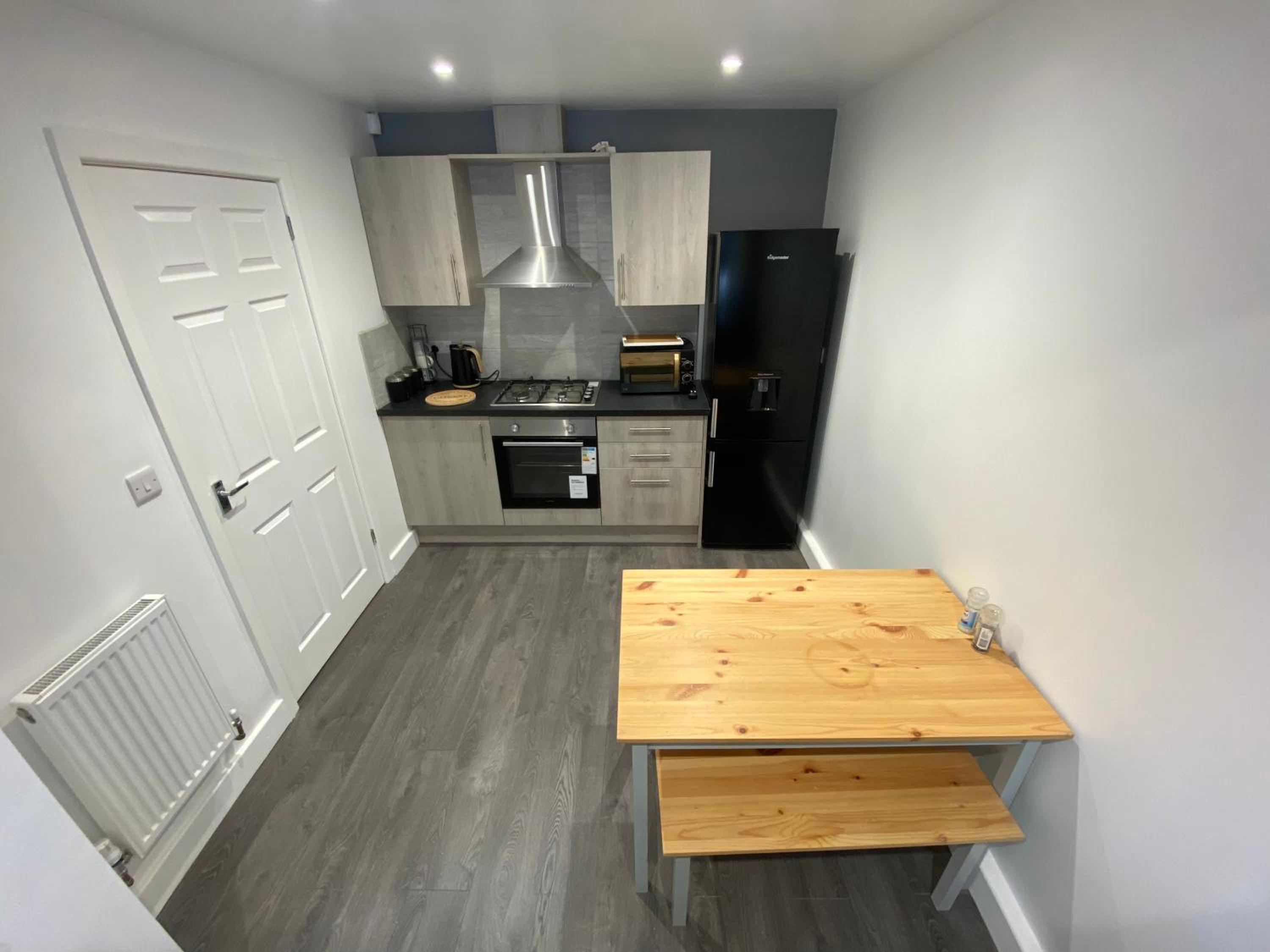 Modern 3- Bed Holiday Home - Private Parking Sleeps 10- 2 Min M62 view 4