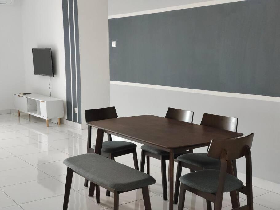 Platino 4Bedrooms Paradigm Mall Netflix By STAY