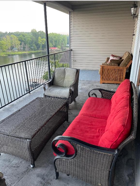 Hotel Brooklynn's Bay, Elegant Lakefront Condo Retreat - Image 1